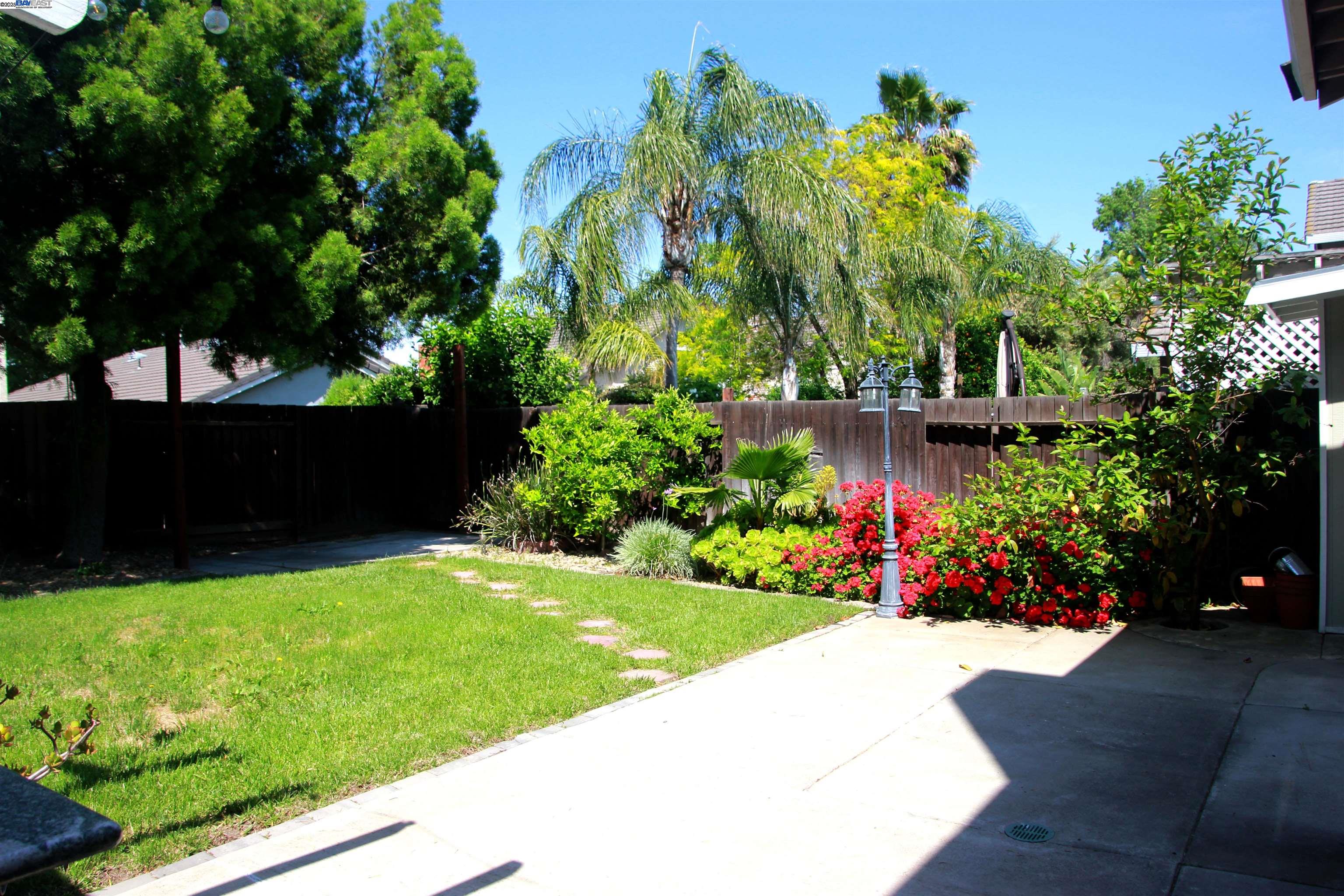 Detail Gallery Image 22 of 24 For 85 Phillips Ct, Tracy,  CA 95376-1324 - 3 Beds | 2/1 Baths