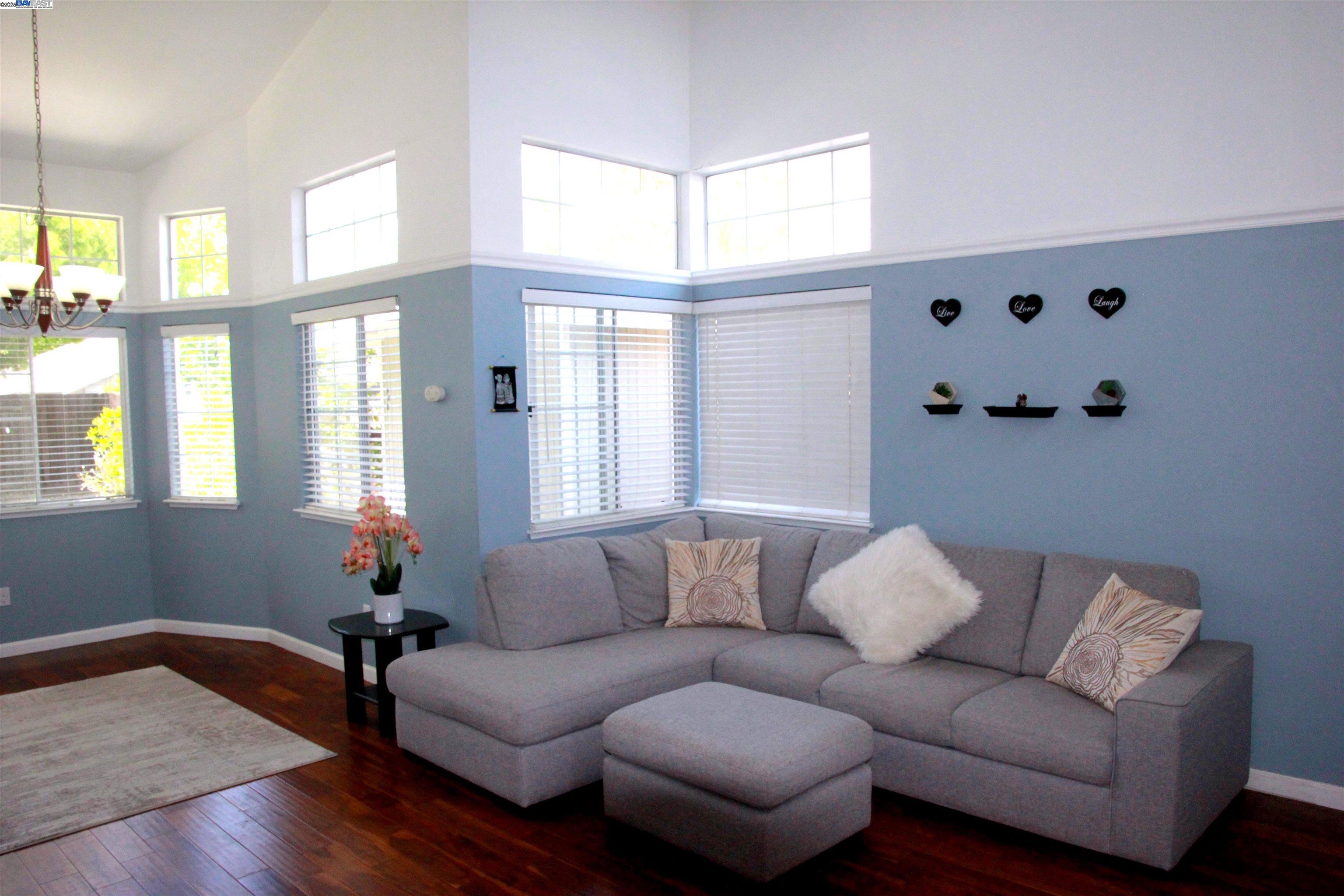 Detail Gallery Image 4 of 24 For 85 Phillips Ct, Tracy,  CA 95376-1324 - 3 Beds | 2/1 Baths