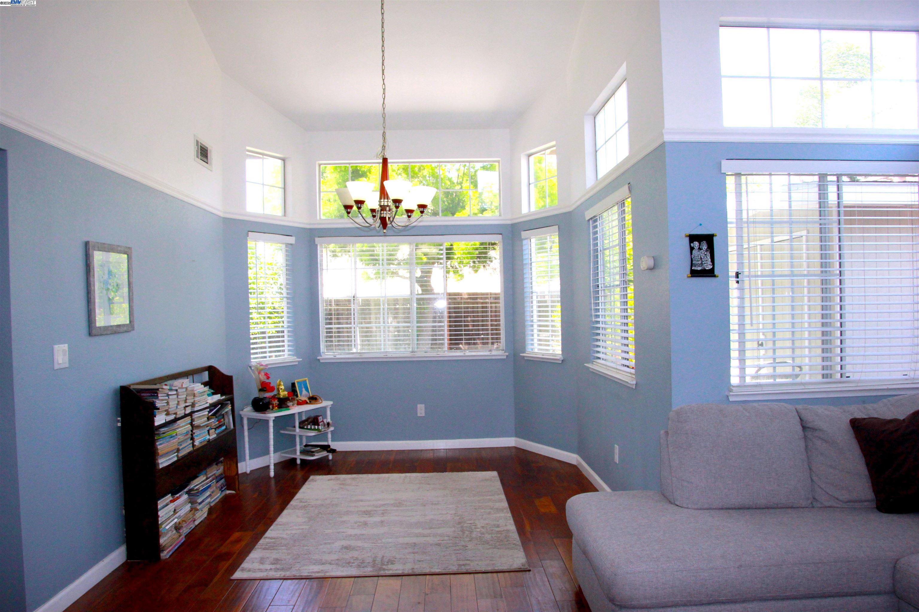 Detail Gallery Image 6 of 24 For 85 Phillips Ct, Tracy,  CA 95376-1324 - 3 Beds | 2/1 Baths