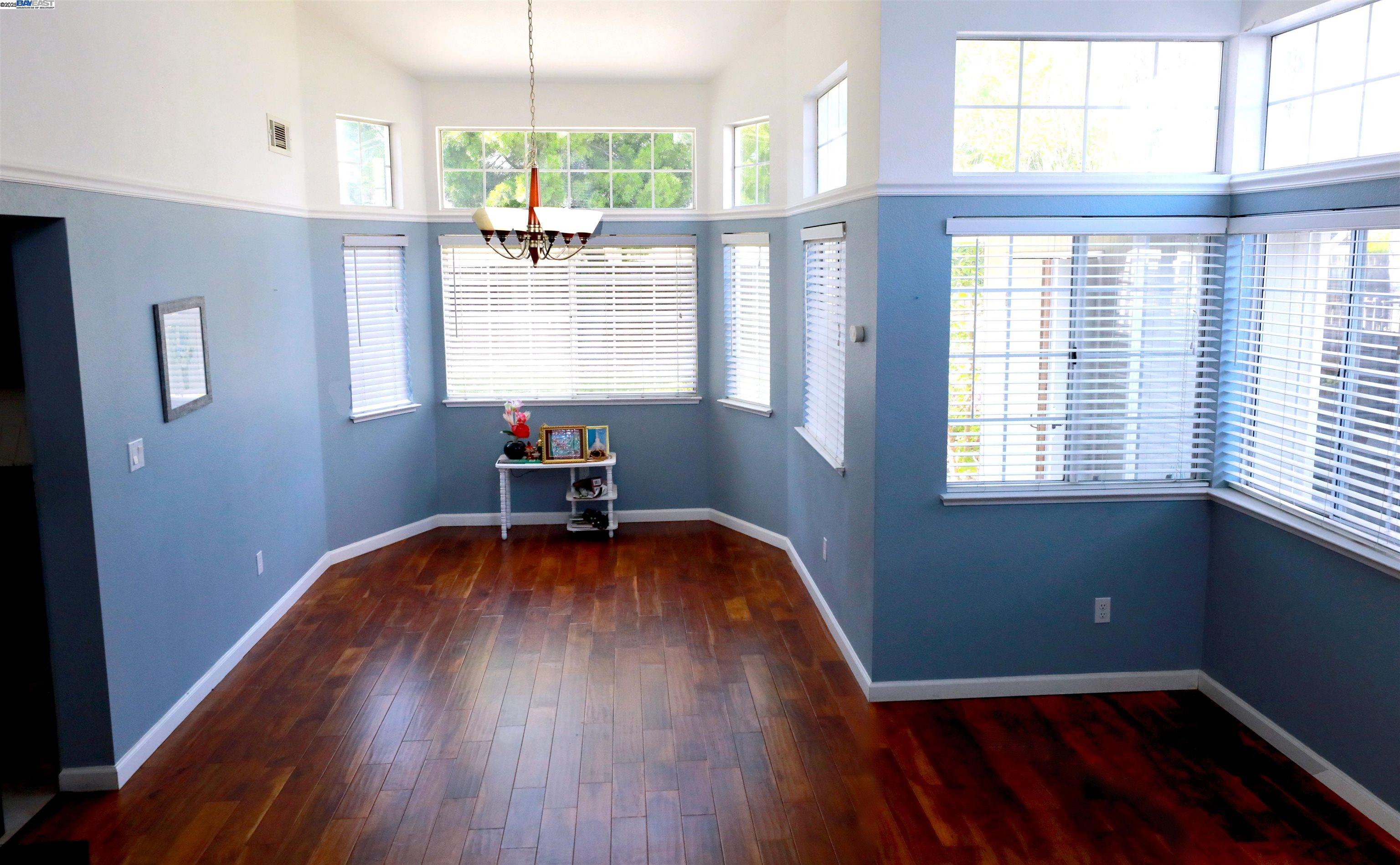 Detail Gallery Image 7 of 24 For 85 Phillips Ct, Tracy,  CA 95376-1324 - 3 Beds | 2/1 Baths