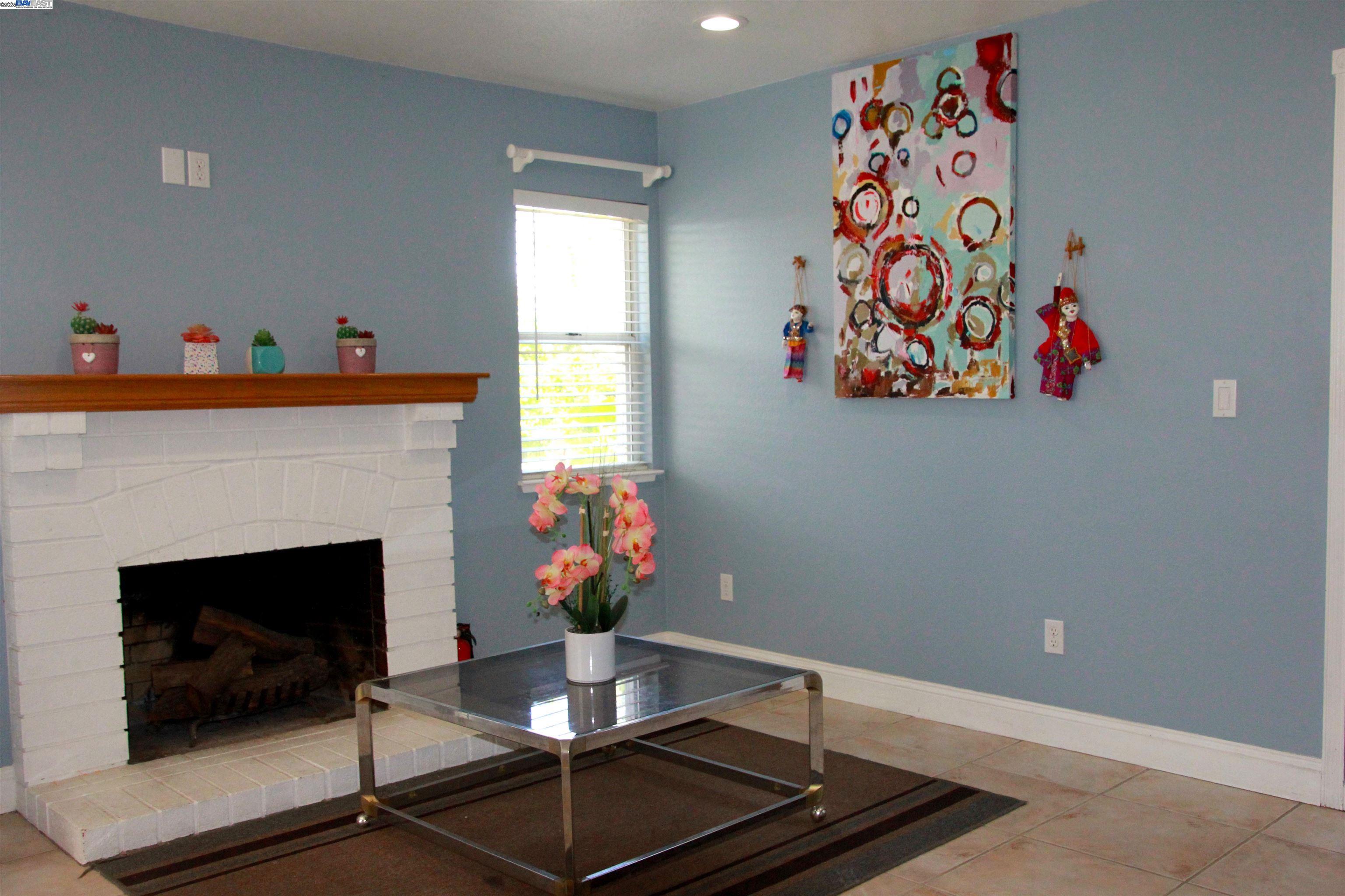 Detail Gallery Image 8 of 24 For 85 Phillips Ct, Tracy,  CA 95376-1324 - 3 Beds | 2/1 Baths