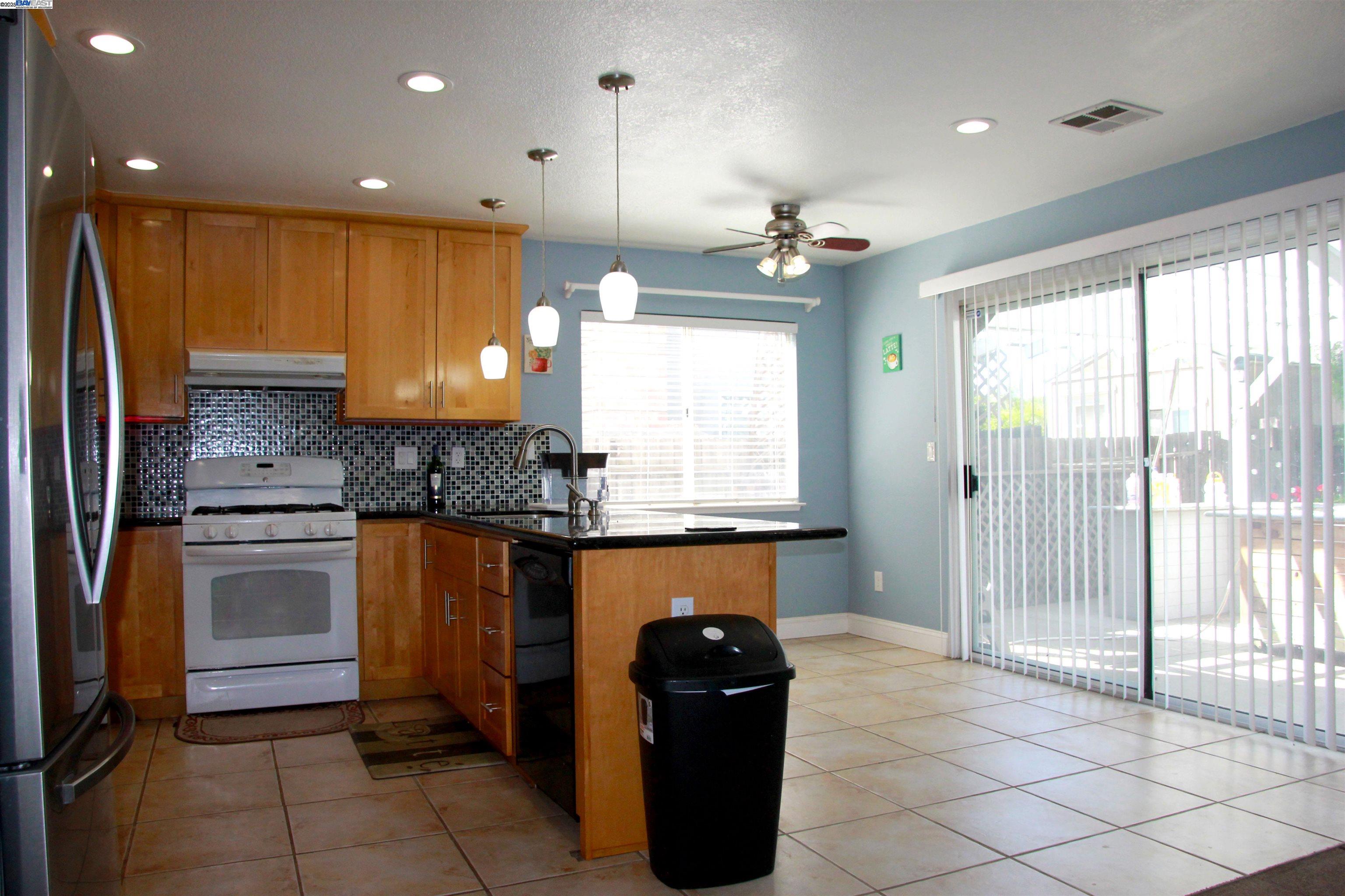 Detail Gallery Image 9 of 24 For 85 Phillips Ct, Tracy,  CA 95376-1324 - 3 Beds | 2/1 Baths