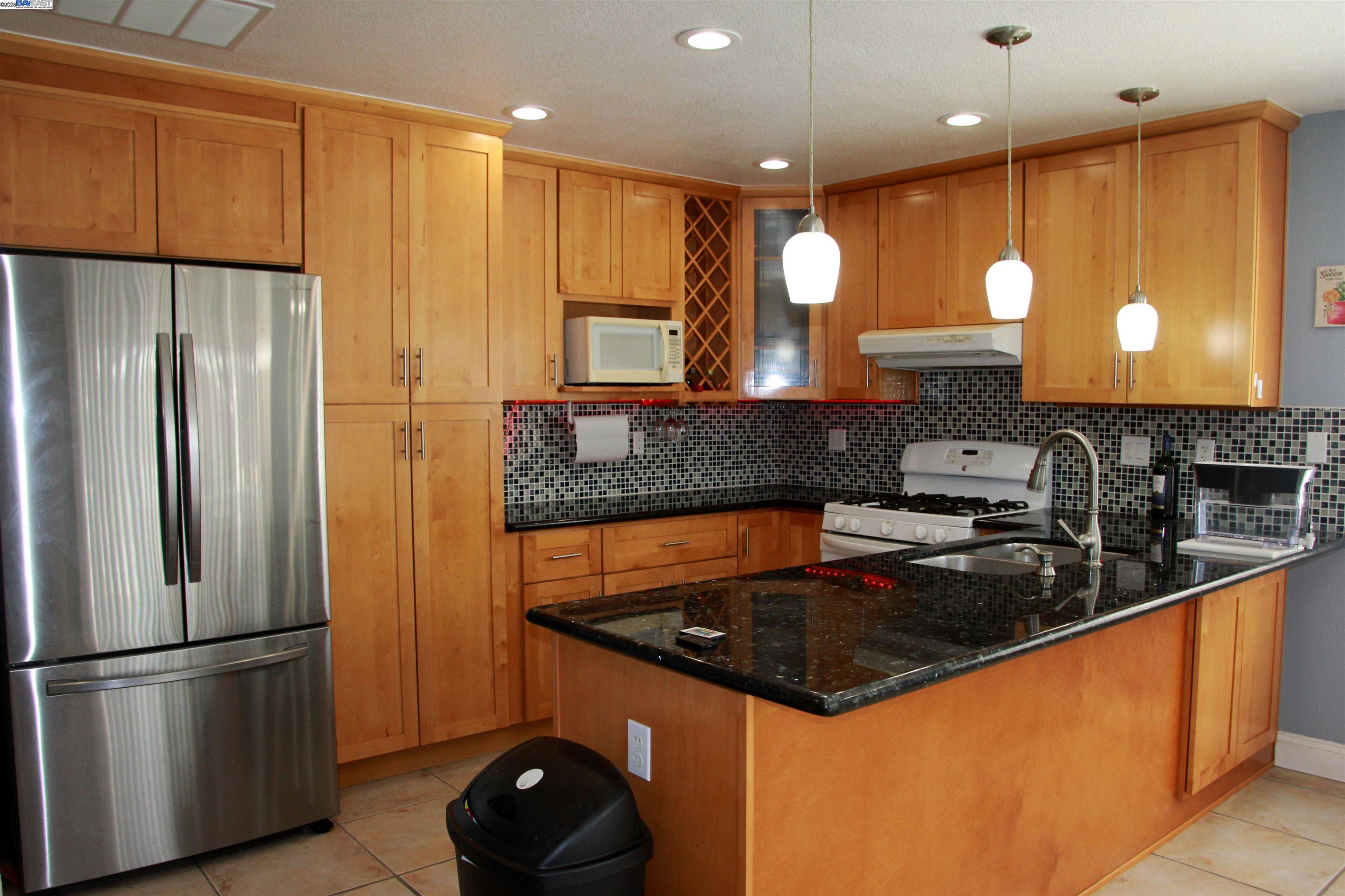 Detail Gallery Image 10 of 24 For 85 Phillips Ct, Tracy,  CA 95376-1324 - 3 Beds | 2/1 Baths