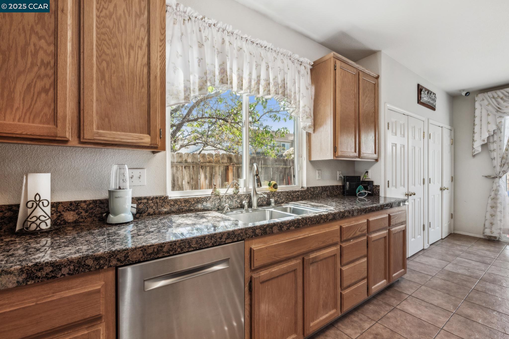 Detail Gallery Image 12 of 34 For 405 Rich Spring Dr, Pittsburg,  CA 94565 - 4 Beds | 2 Baths