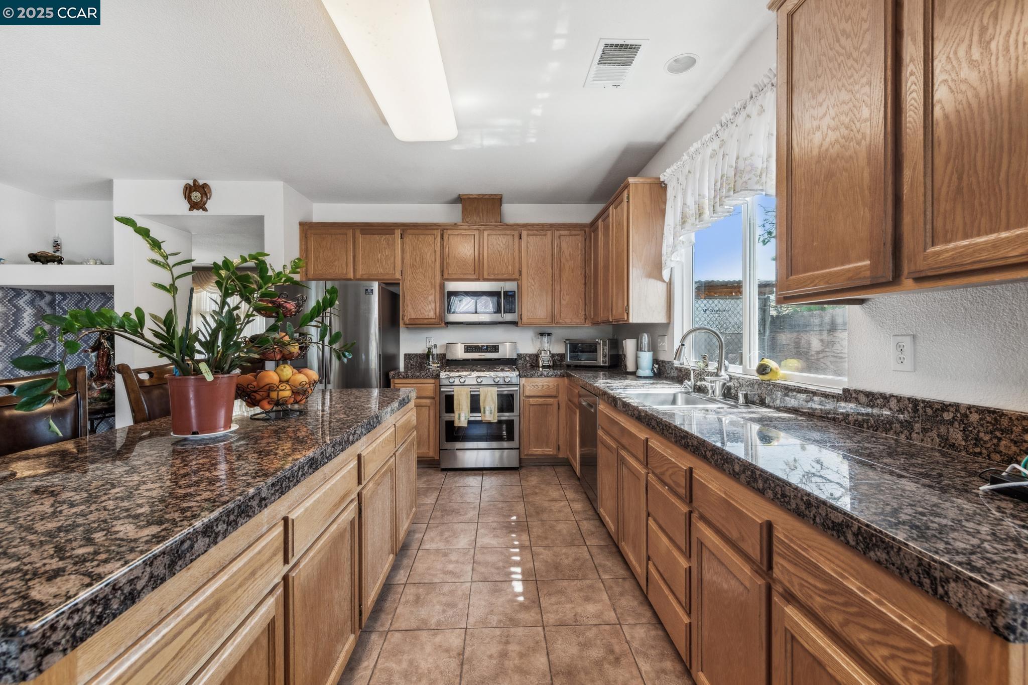 Detail Gallery Image 13 of 34 For 405 Rich Spring Dr, Pittsburg,  CA 94565 - 4 Beds | 2 Baths
