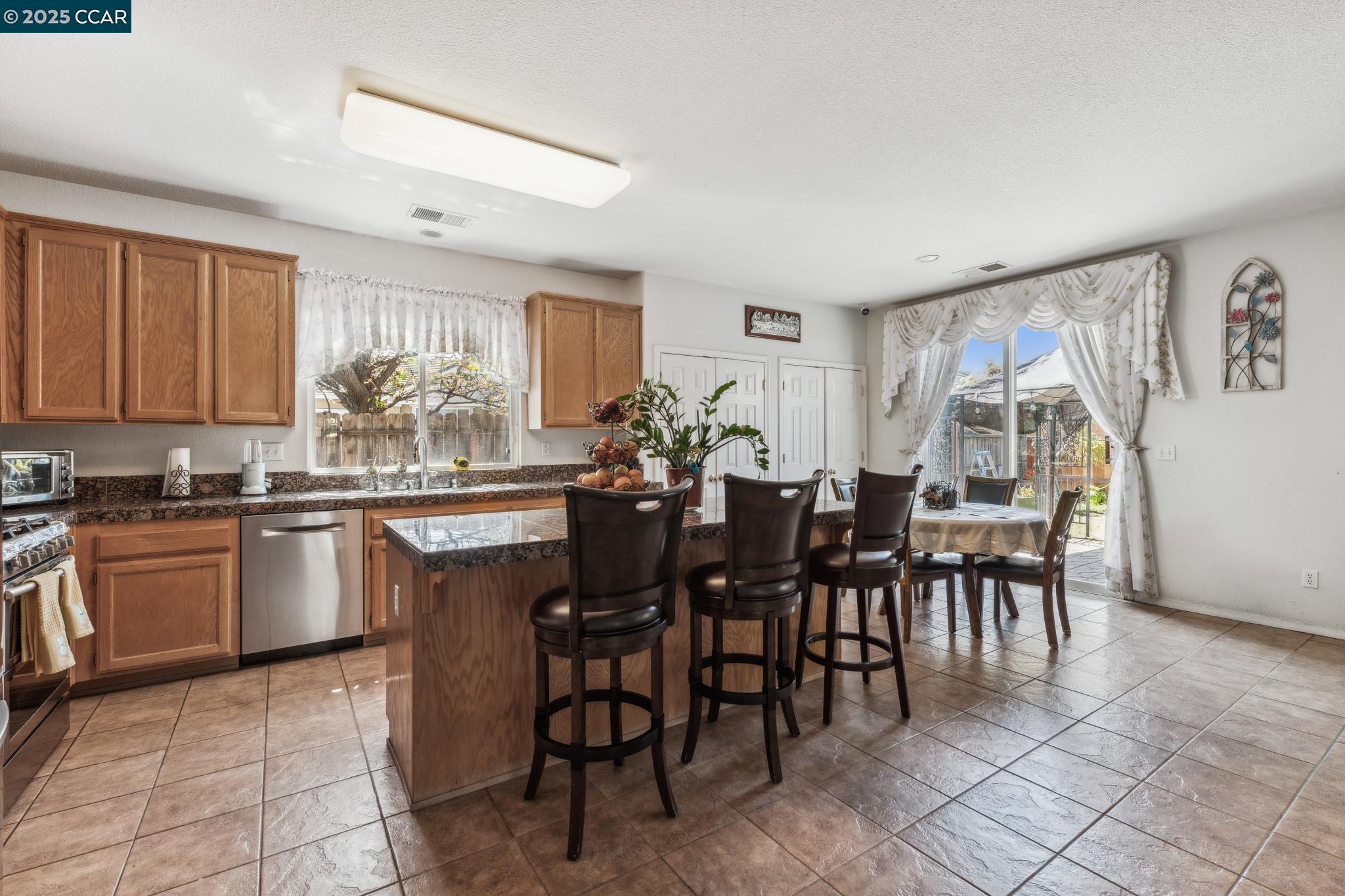 Detail Gallery Image 17 of 34 For 405 Rich Spring Dr, Pittsburg,  CA 94565 - 4 Beds | 2 Baths