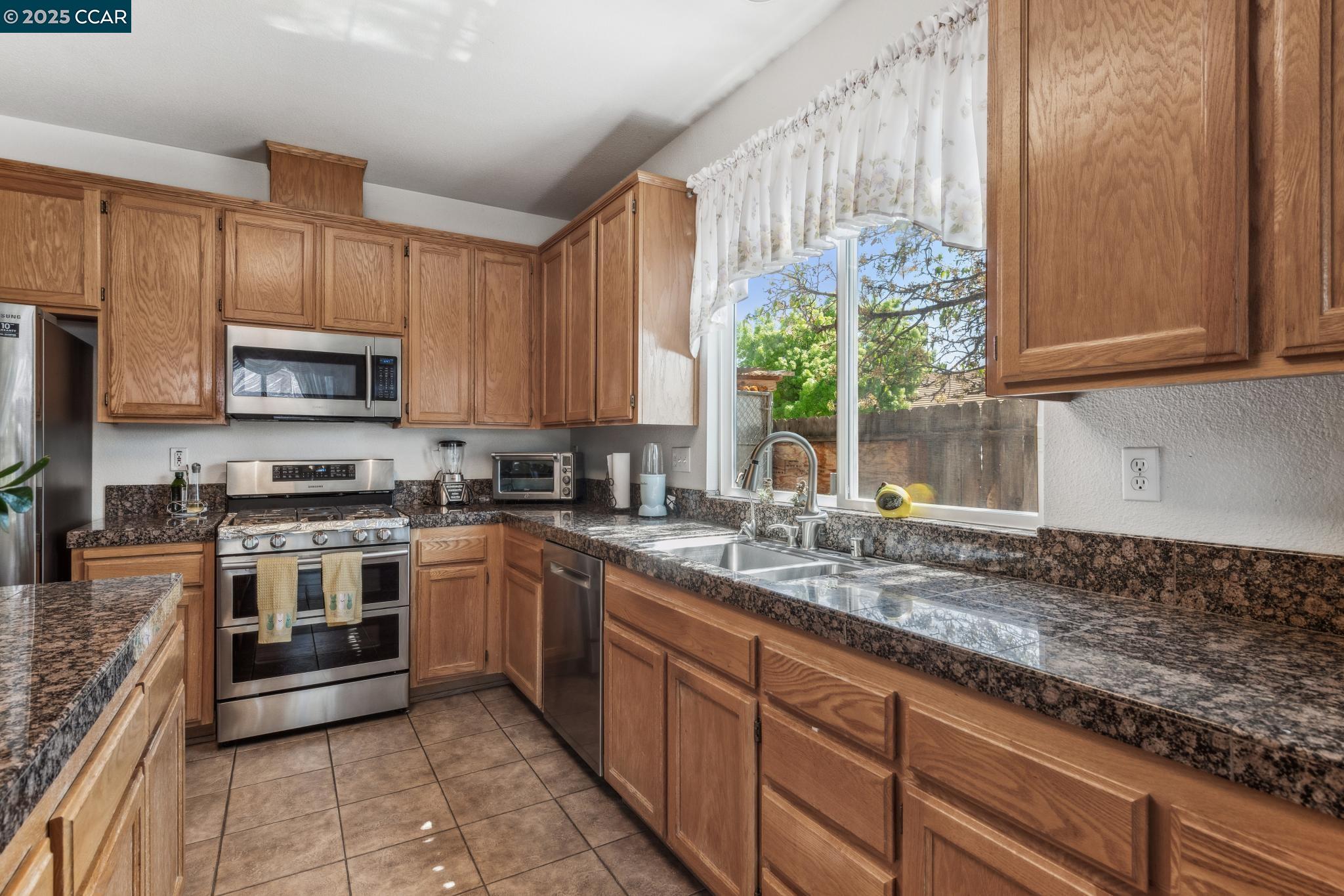 Detail Gallery Image 10 of 34 For 405 Rich Spring Dr, Pittsburg,  CA 94565 - 4 Beds | 2 Baths