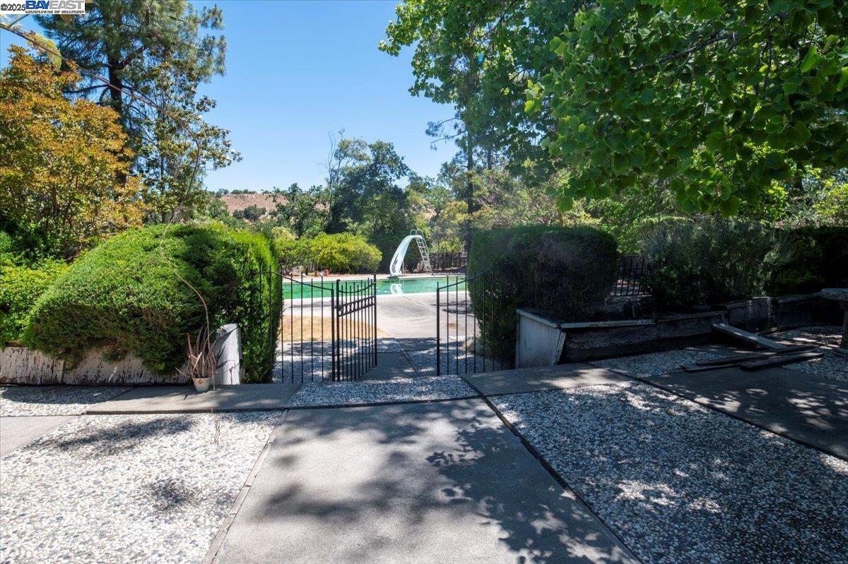 Detail Gallery Image 16 of 27 For 196 Crest Ave, Alamo,  CA 94507 - 5 Beds | 4 Baths