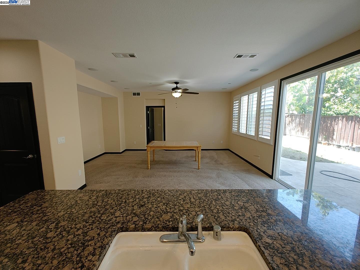 Detail Gallery Image 13 of 36 For 7283 Abbey Dr, Vallejo,  CA 94591 - 4 Beds | 3/1 Baths