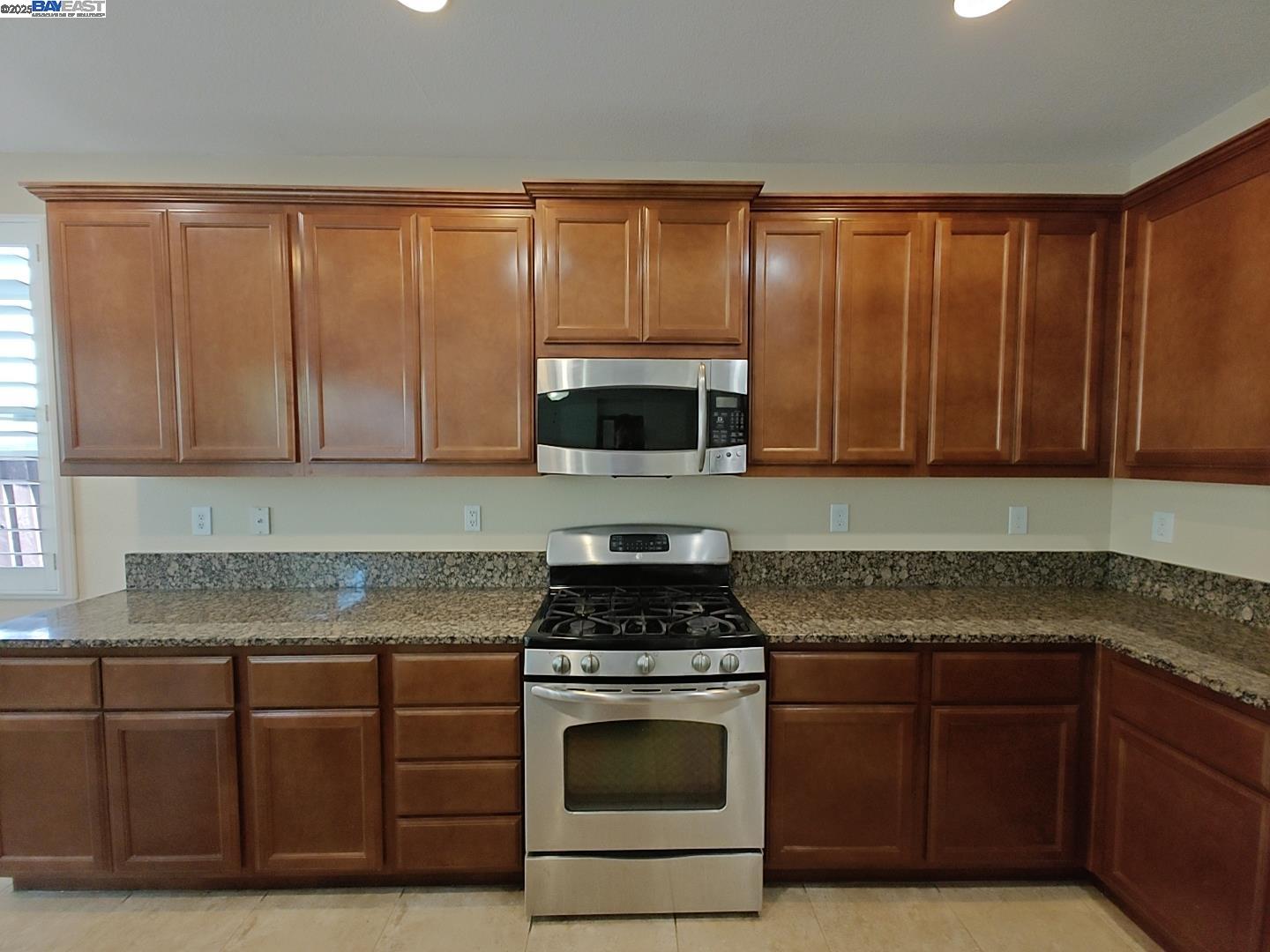 Detail Gallery Image 8 of 36 For 7283 Abbey Dr, Vallejo,  CA 94591 - 4 Beds | 3/1 Baths