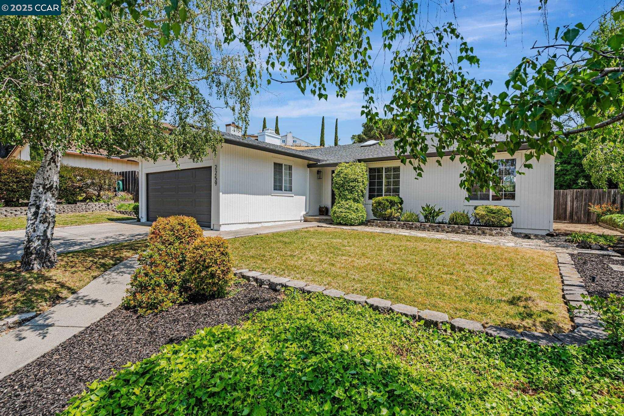 Detail Gallery Image 4 of 36 For 2259 Redwood Rd, Hercules,  CA 94547 - 4 Beds | 2 Baths