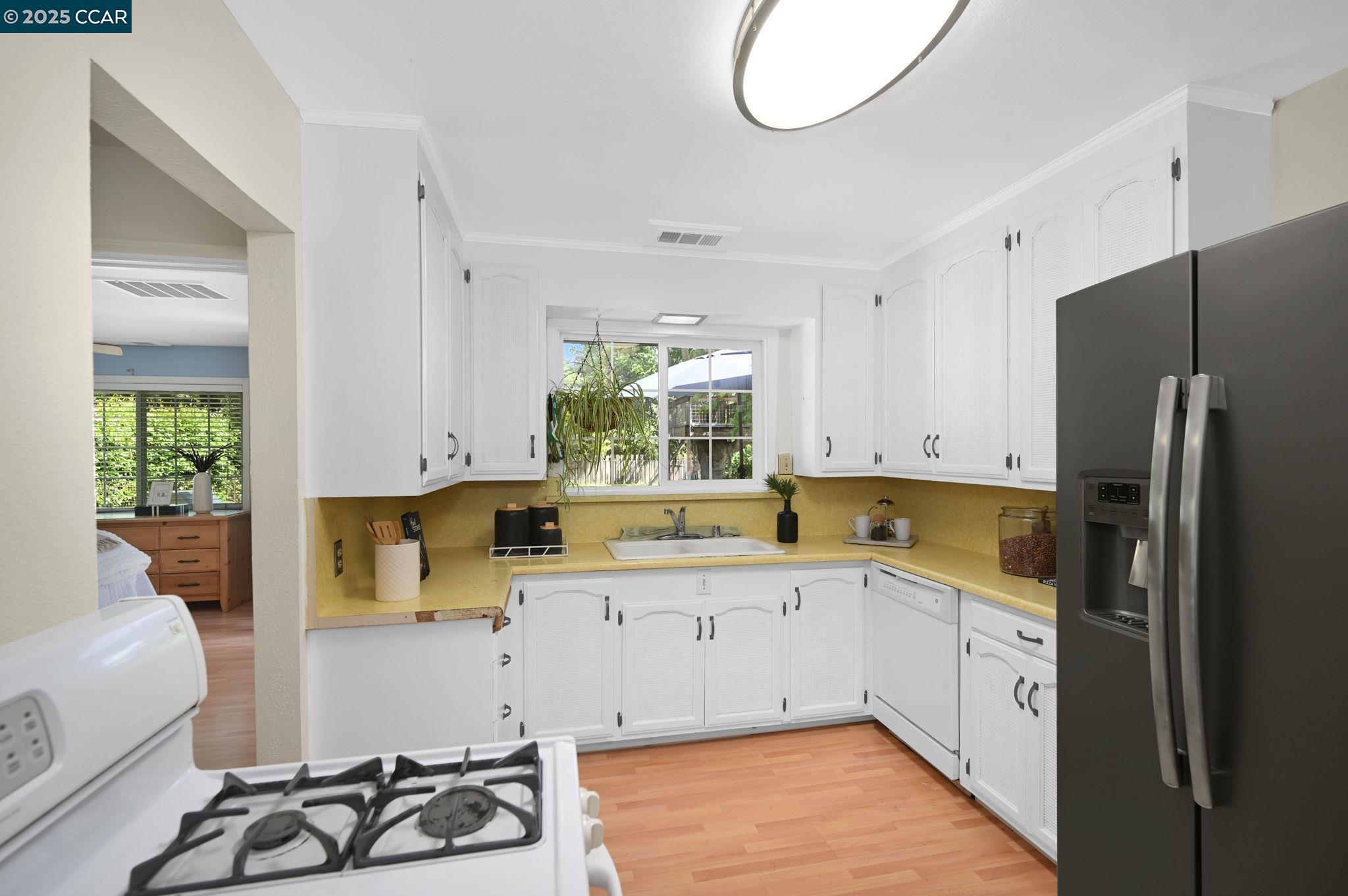 Detail Gallery Image 10 of 43 For 412 Beatrice Rd, Pleasant Hill,  CA 94523 - 4 Beds | 2 Baths
