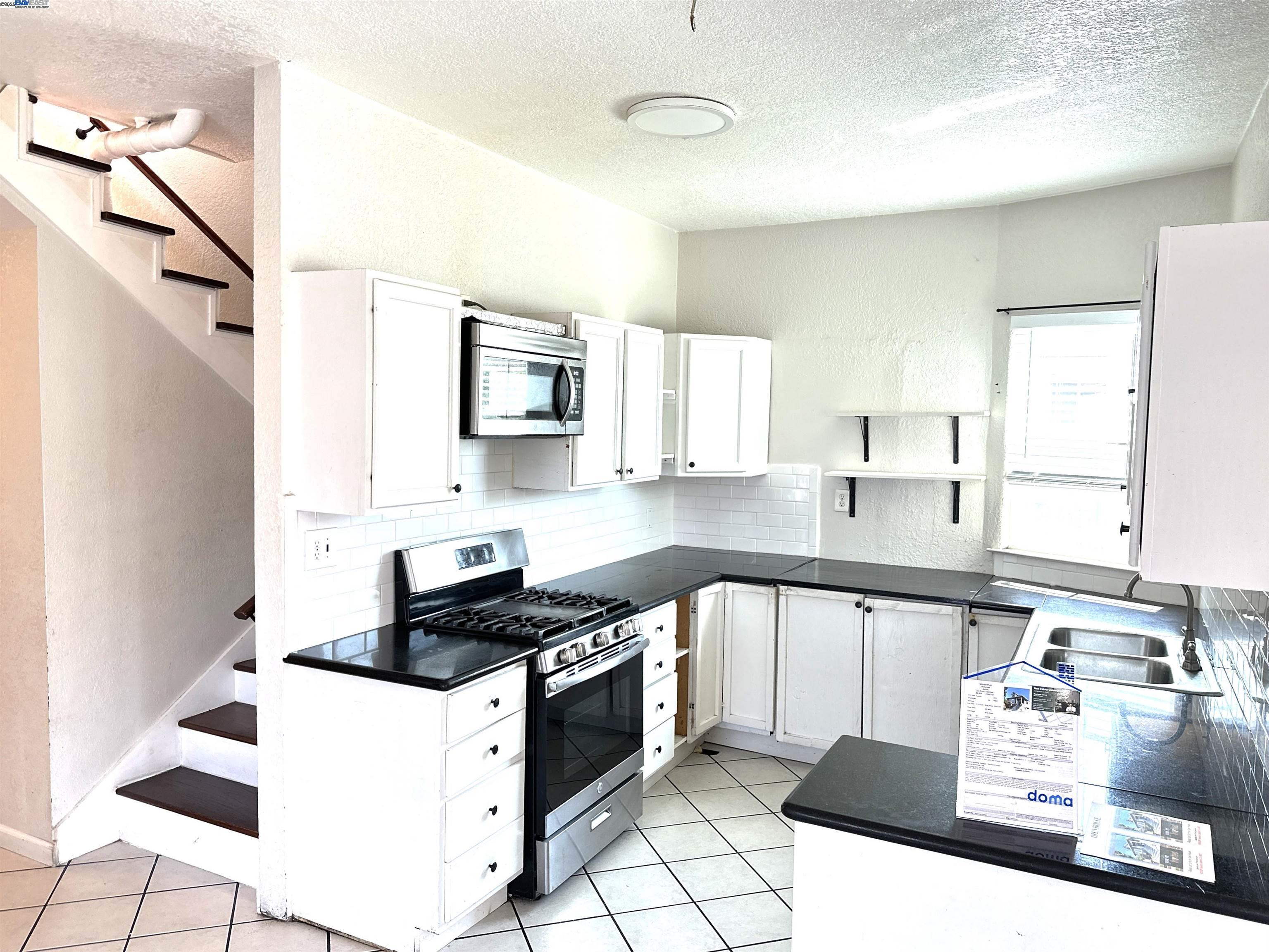 Detail Gallery Image 1 of 31 For 1610 85th Avenue, Oakland,  CA 94621 - 3 Beds | 1 Baths