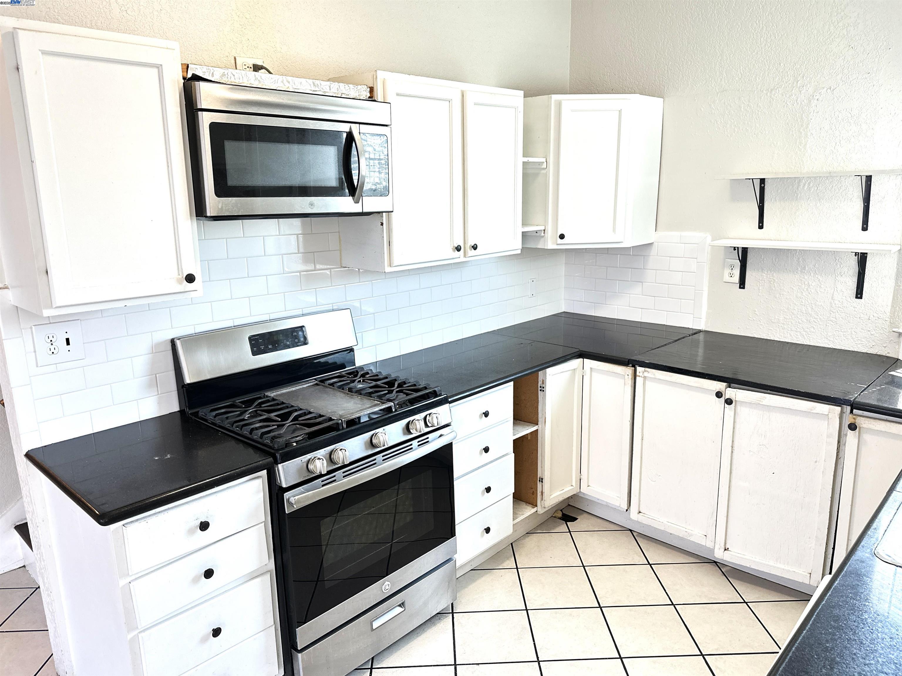 Detail Gallery Image 2 of 31 For 1610 85th Avenue, Oakland,  CA 94621 - 3 Beds | 1 Baths