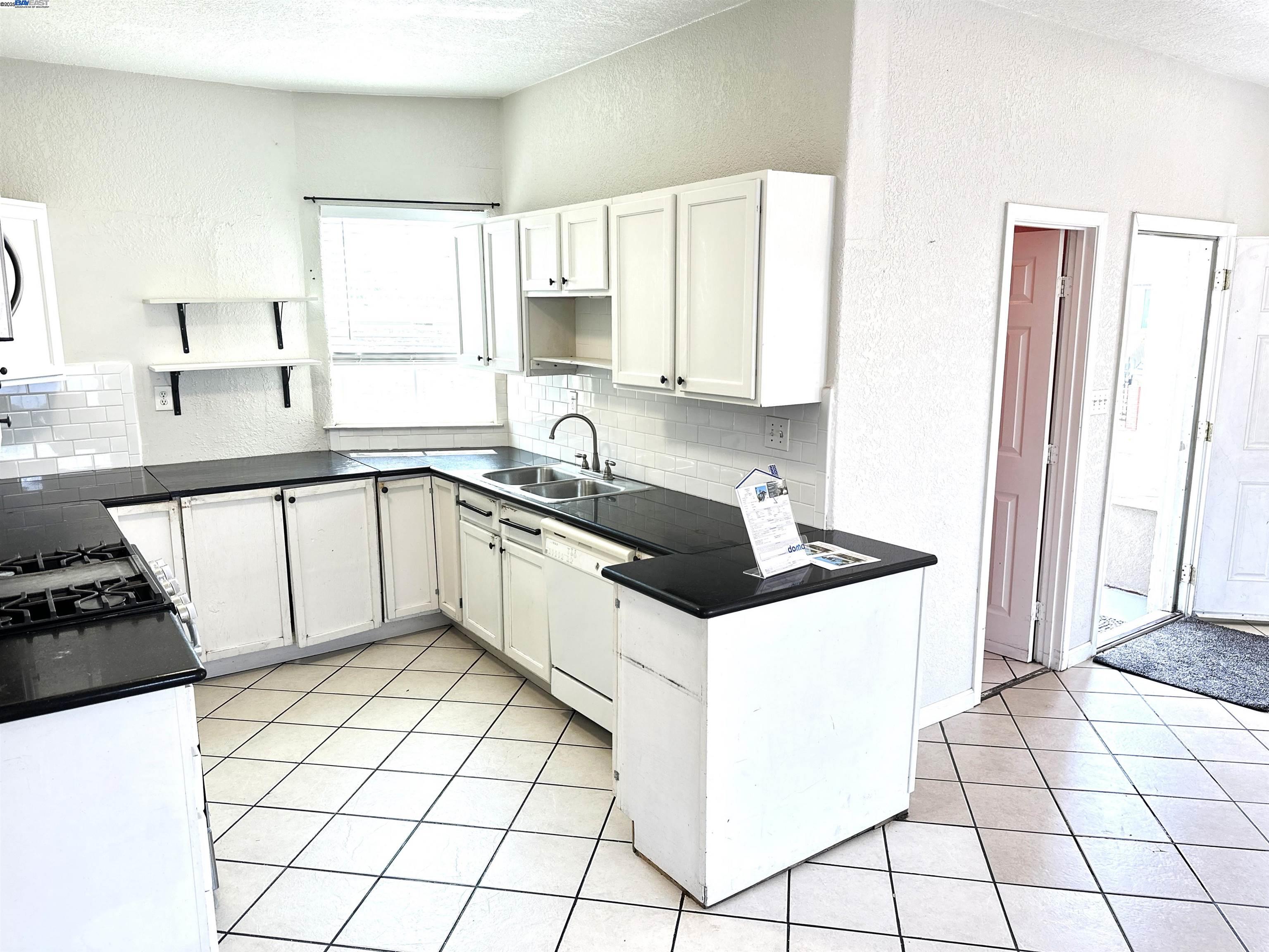 Detail Gallery Image 3 of 31 For 1610 85th Avenue, Oakland,  CA 94621 - 3 Beds | 1 Baths