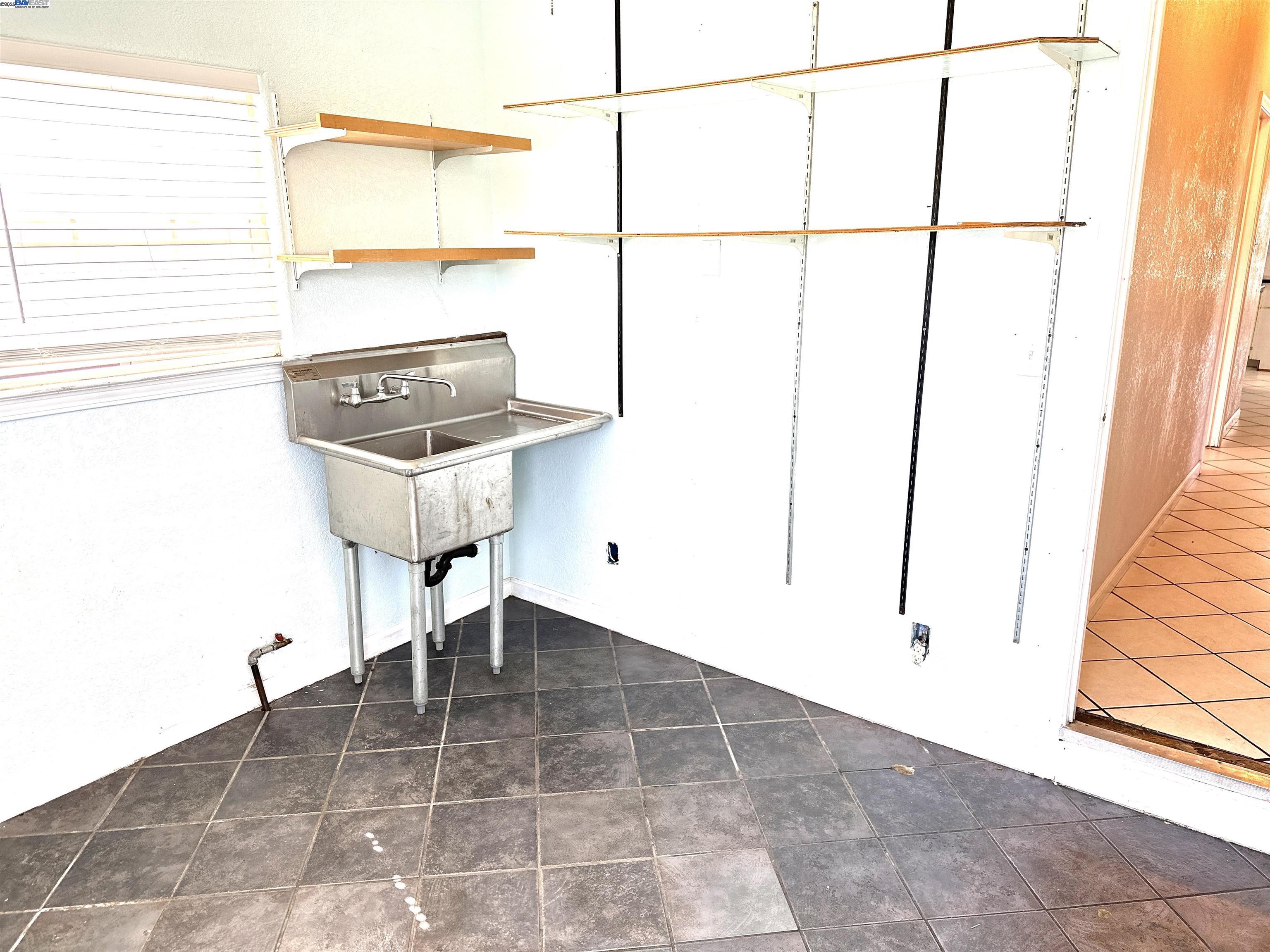 Detail Gallery Image 21 of 31 For 1610 85th Avenue, Oakland,  CA 94621 - 3 Beds | 1 Baths
