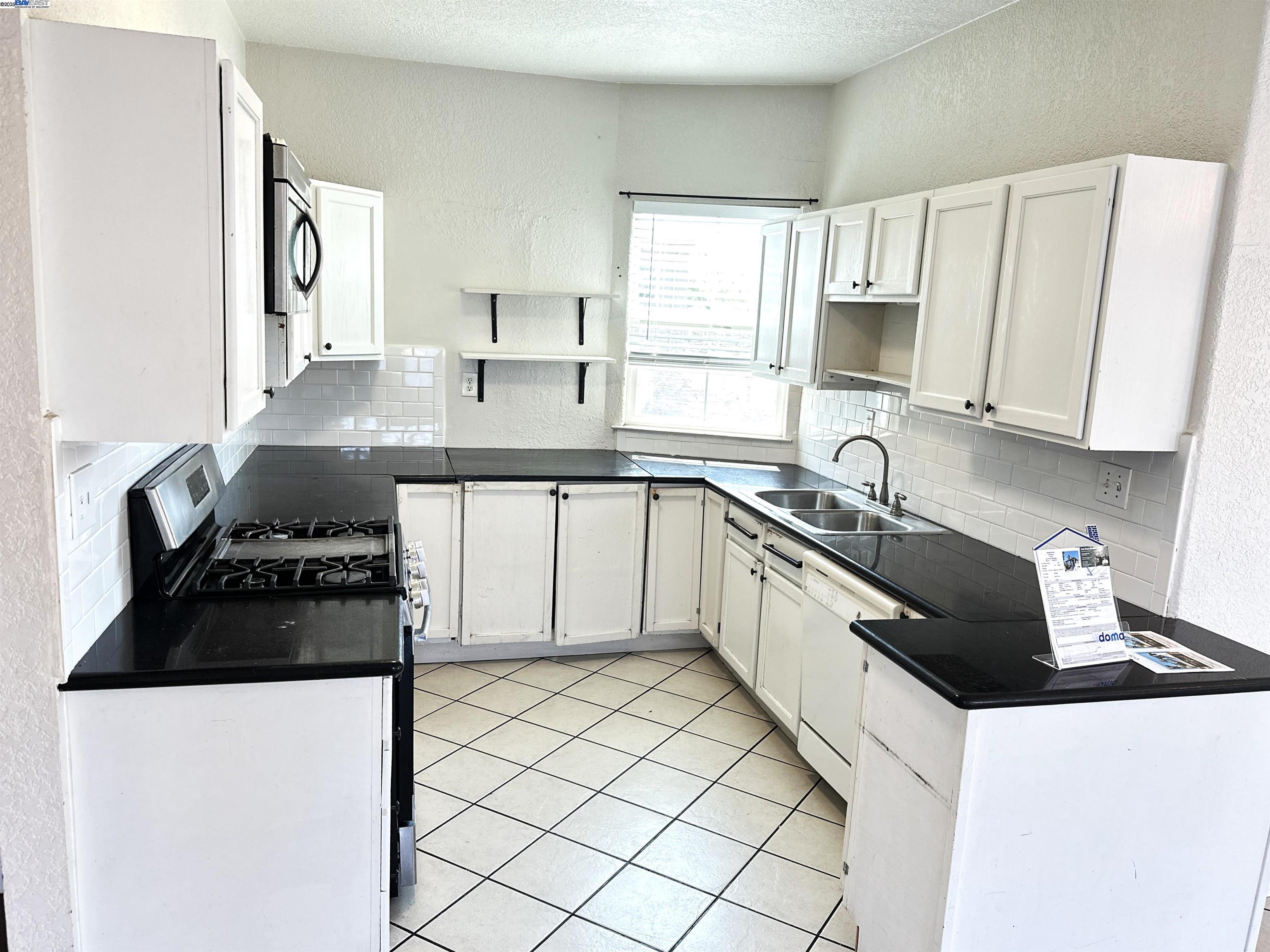 Detail Gallery Image 4 of 31 For 1610 85th Avenue, Oakland,  CA 94621 - 3 Beds | 1 Baths