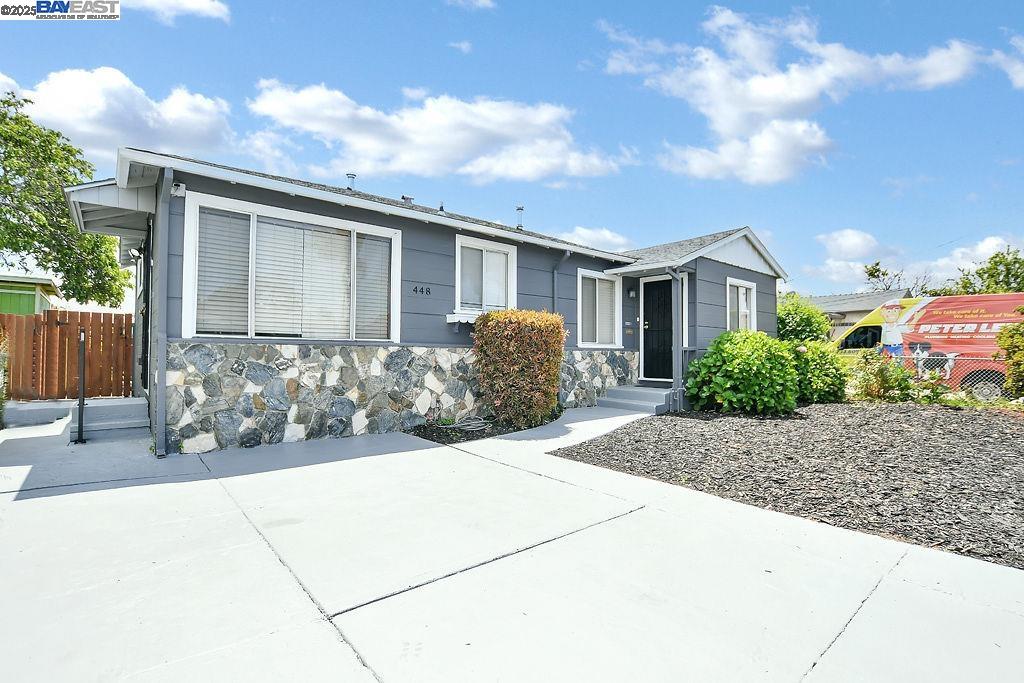 Detail Gallery Image 2 of 22 For 448 Burlwood Ave, Oakland,  CA 94603 - 2 Beds | 1 Baths