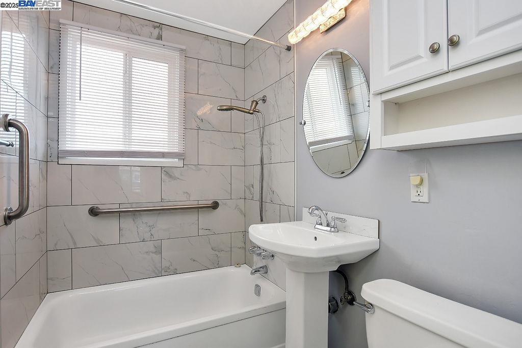 Detail Gallery Image 10 of 22 For 448 Burlwood Ave, Oakland,  CA 94603 - 2 Beds | 1 Baths