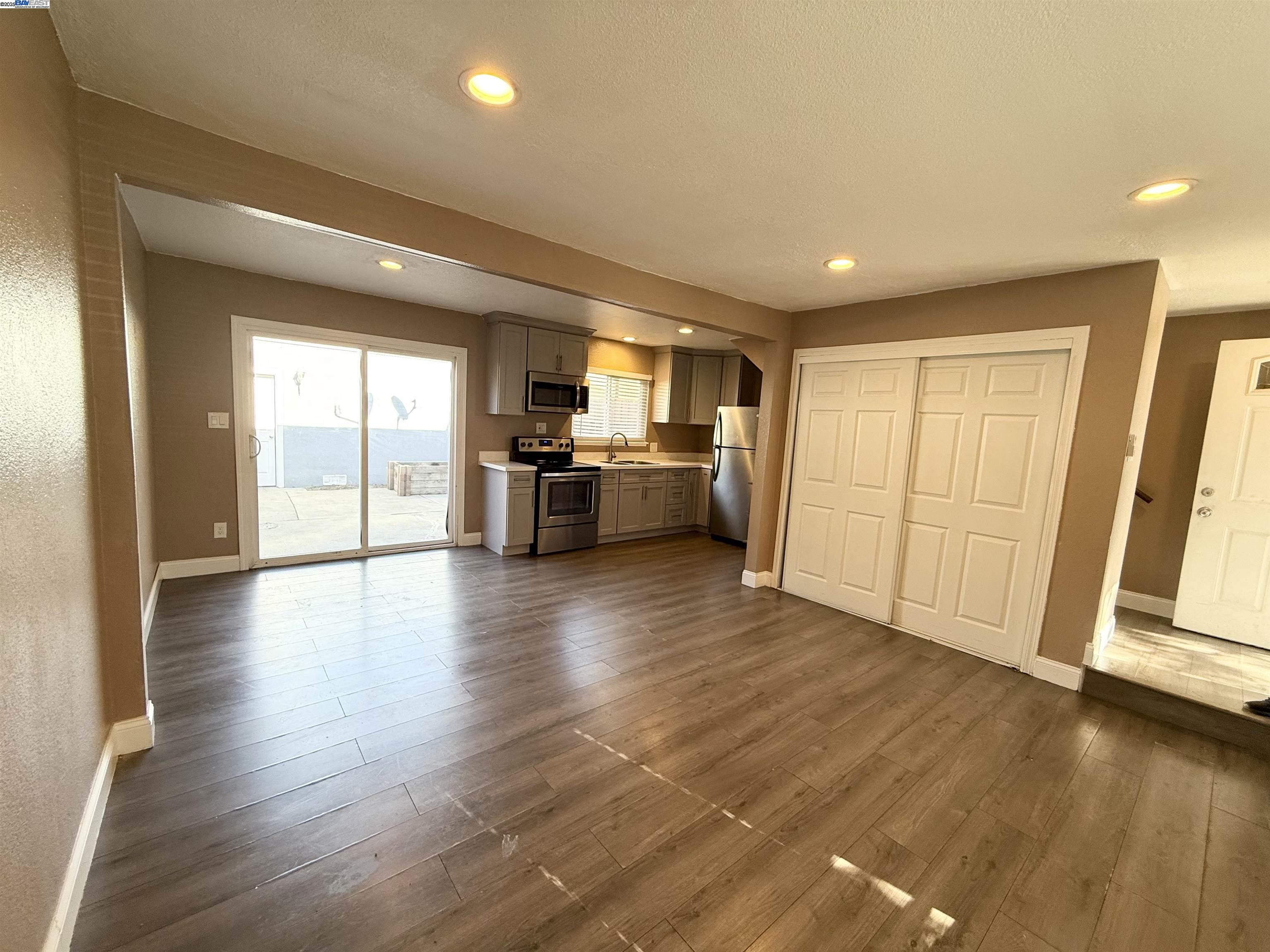Detail Gallery Image 9 of 25 For 989 Palm Cir, Tracy,  CA 95376 - 2 Beds | 1 Baths