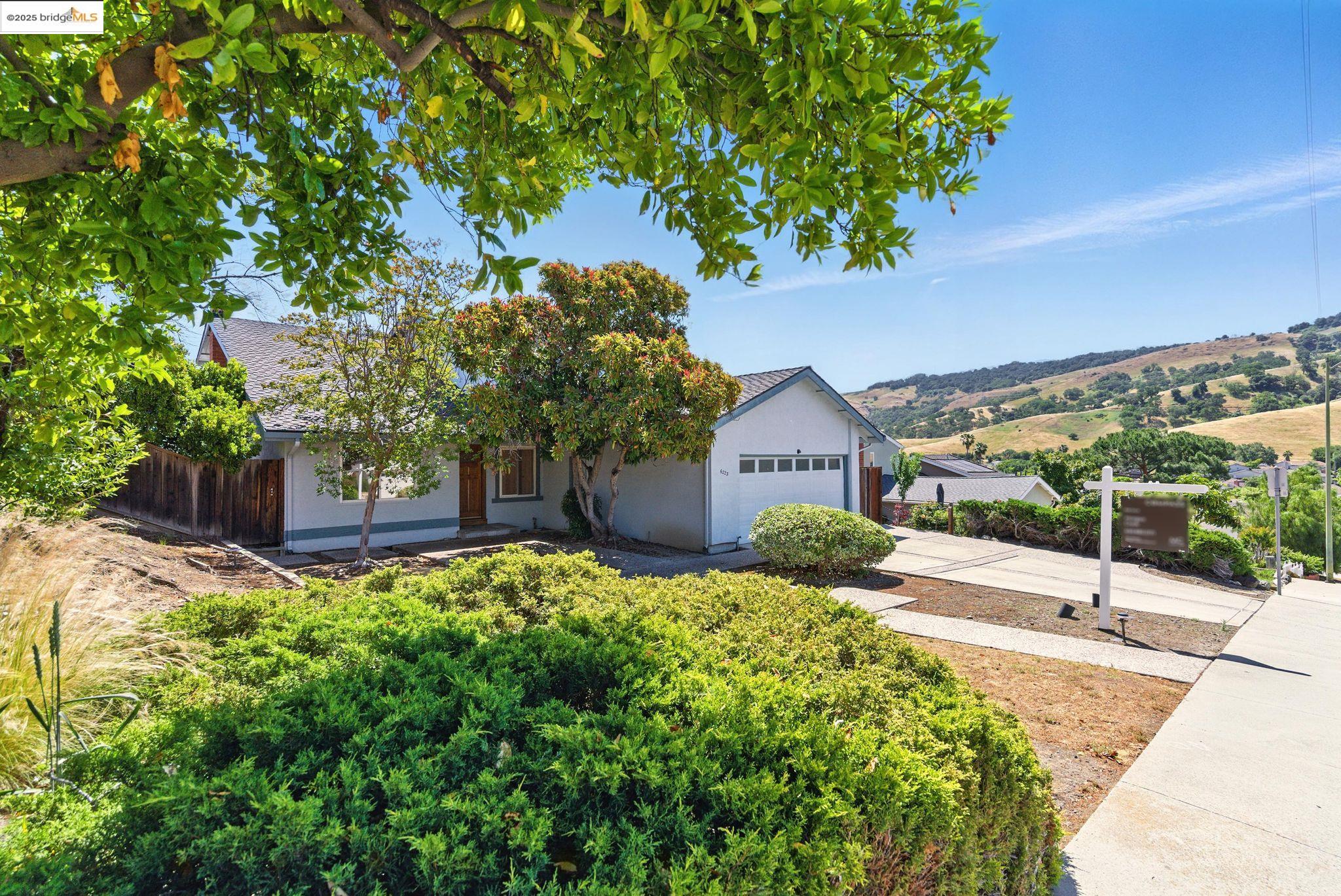 Detail Gallery Image 1 of 36 For 6223 Valroy Dr, San Jose,  CA 95123 - 5 Beds | 3 Baths