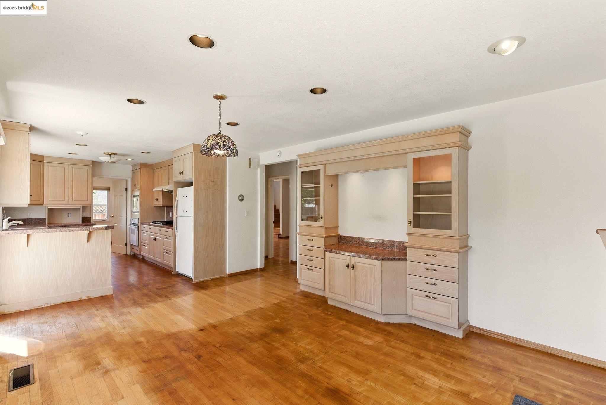 Detail Gallery Image 5 of 36 For 6223 Valroy Dr, San Jose,  CA 95123 - 5 Beds | 3 Baths