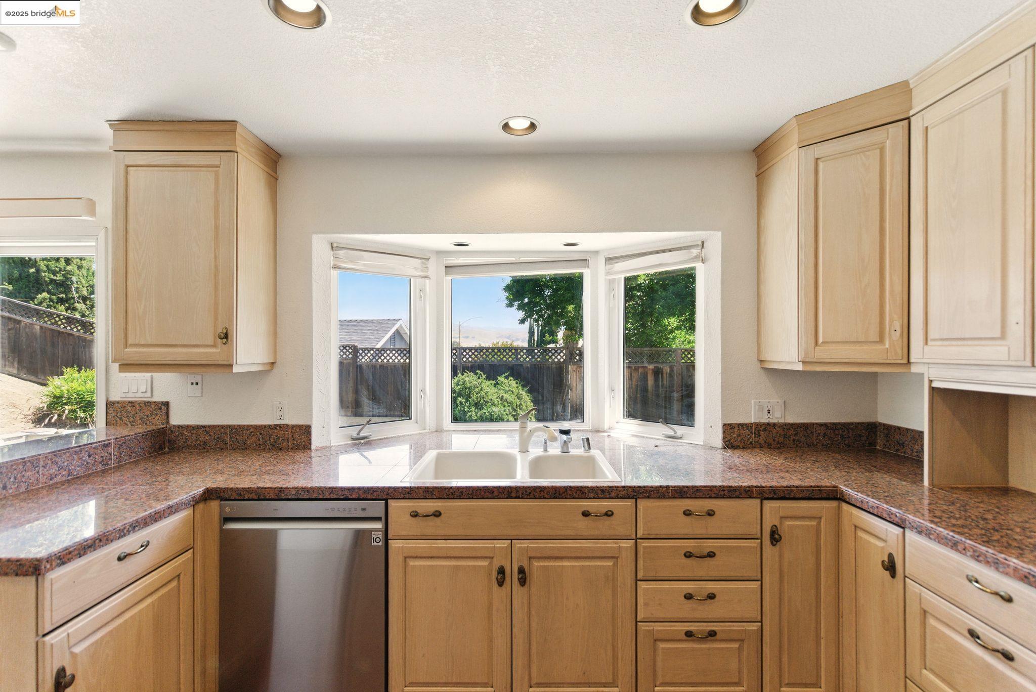 Detail Gallery Image 8 of 36 For 6223 Valroy Dr, San Jose,  CA 95123 - 5 Beds | 3 Baths