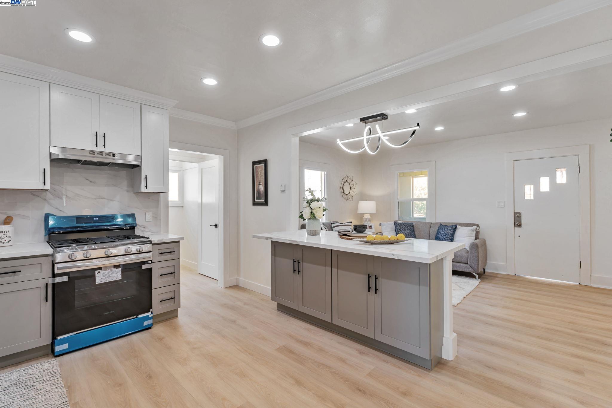 Detail Gallery Image 13 of 38 For 2720 Short St, Oakland,  CA 94619 - 2 Beds | 1 Baths