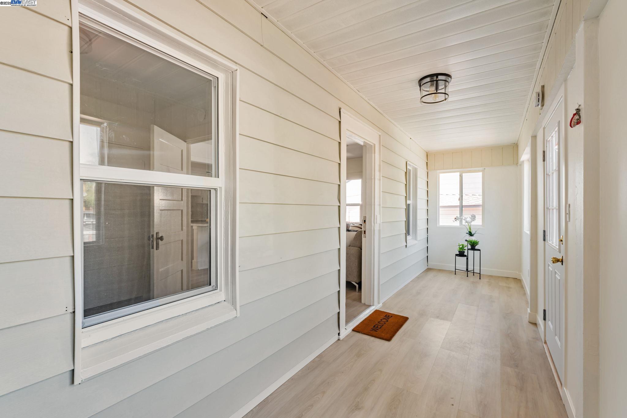 Detail Gallery Image 4 of 38 For 2720 Short St, Oakland,  CA 94619 - 2 Beds | 1 Baths