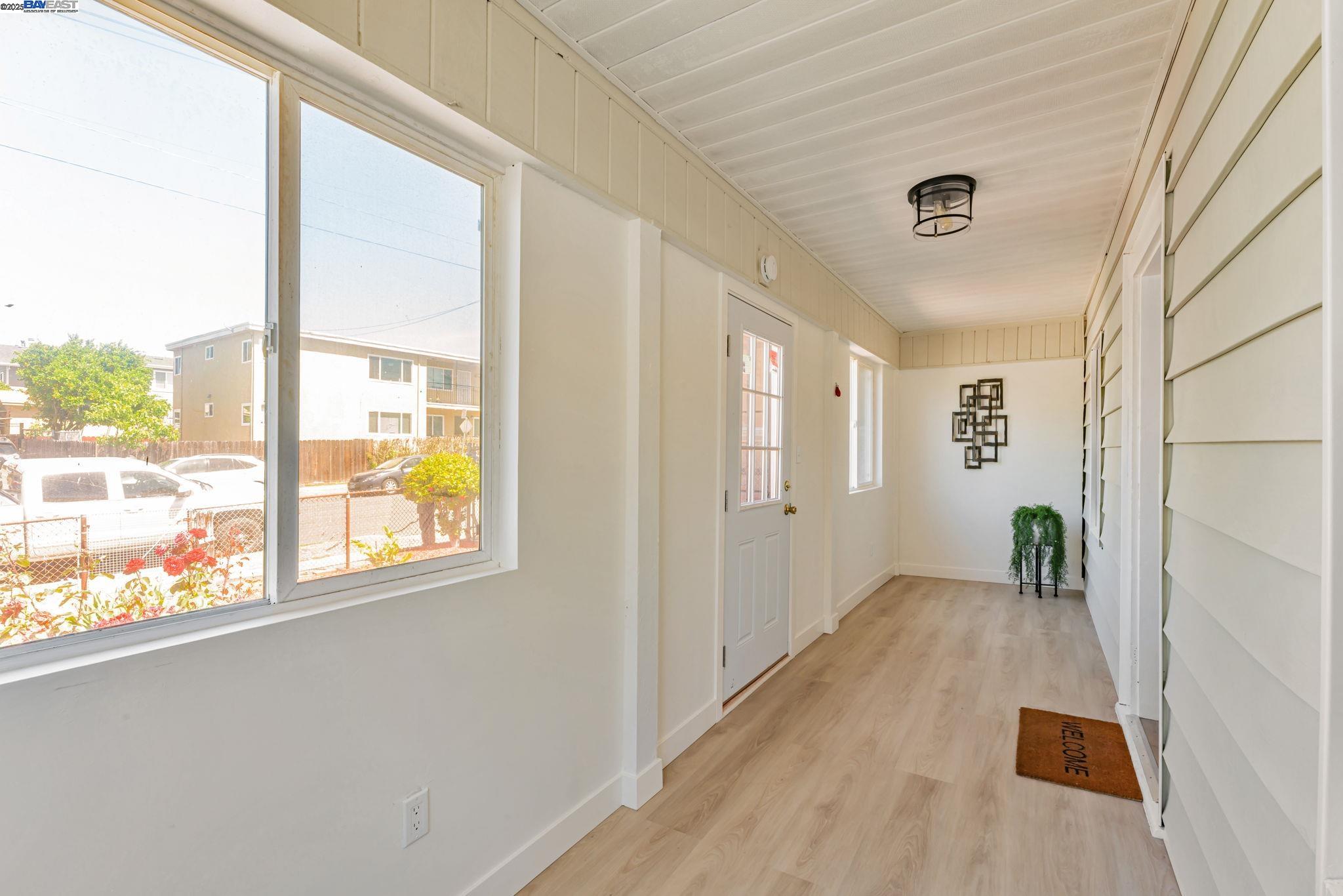 Detail Gallery Image 5 of 38 For 2720 Short St, Oakland,  CA 94619 - 2 Beds | 1 Baths