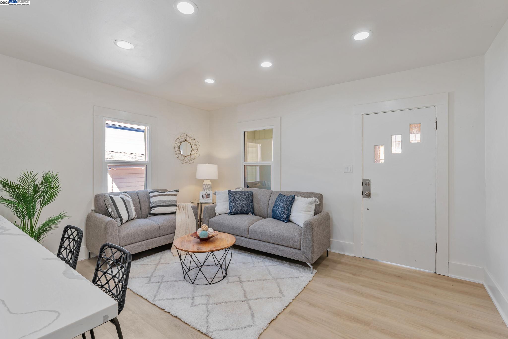 Detail Gallery Image 7 of 38 For 2720 Short St, Oakland,  CA 94619 - 2 Beds | 1 Baths
