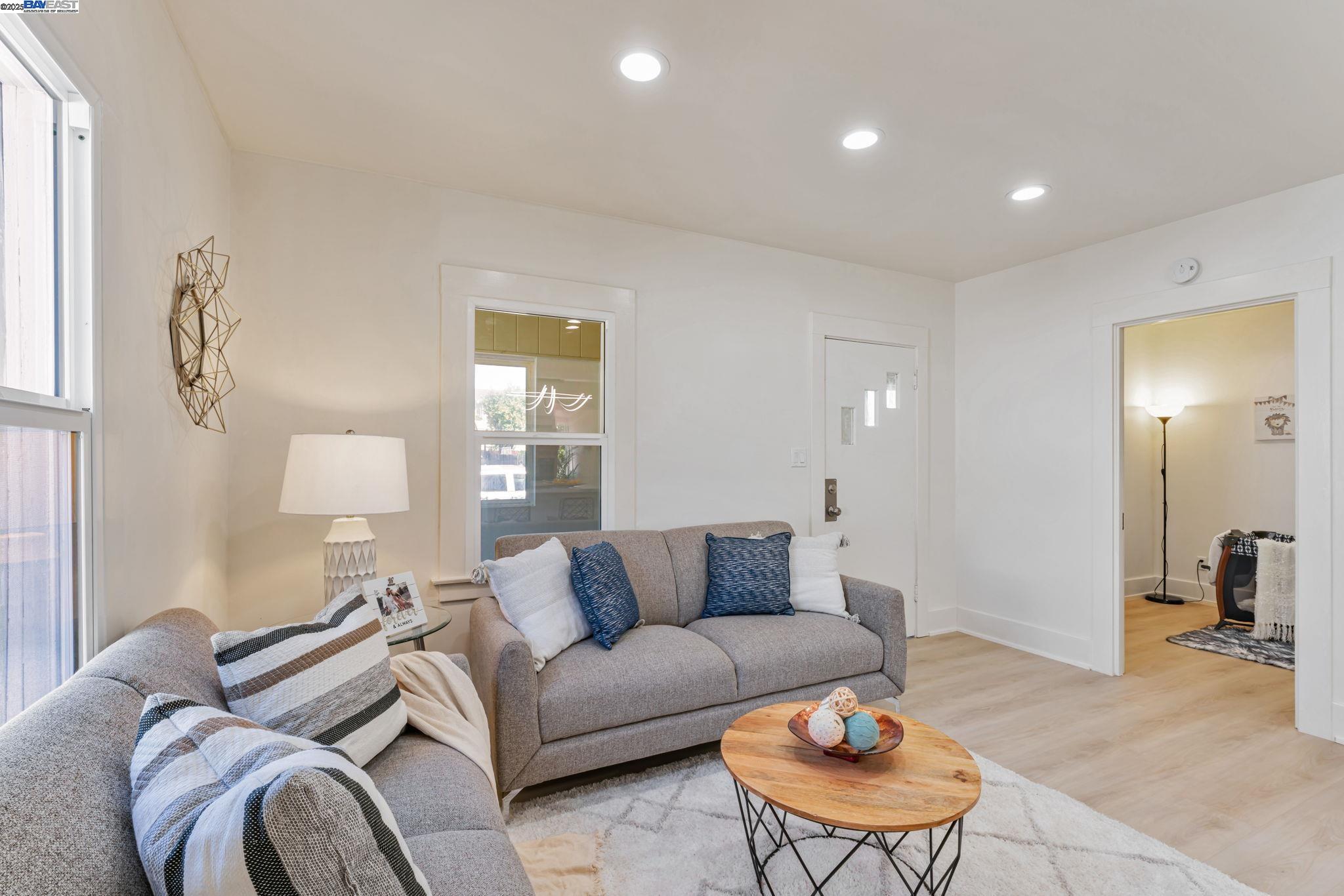 Detail Gallery Image 8 of 38 For 2720 Short St, Oakland,  CA 94619 - 2 Beds | 1 Baths