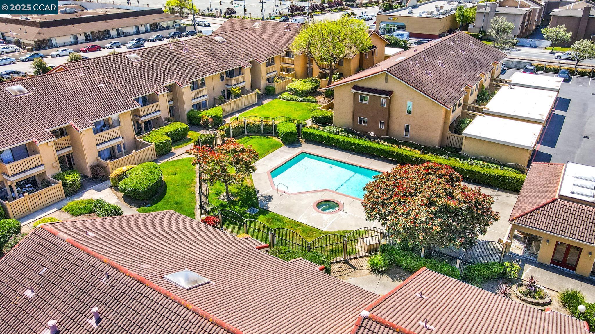 Detail Gallery Image 1 of 39 For 66 Las Moradas Cir, San Pablo,  CA 94806 - 2 Beds | 2 Baths