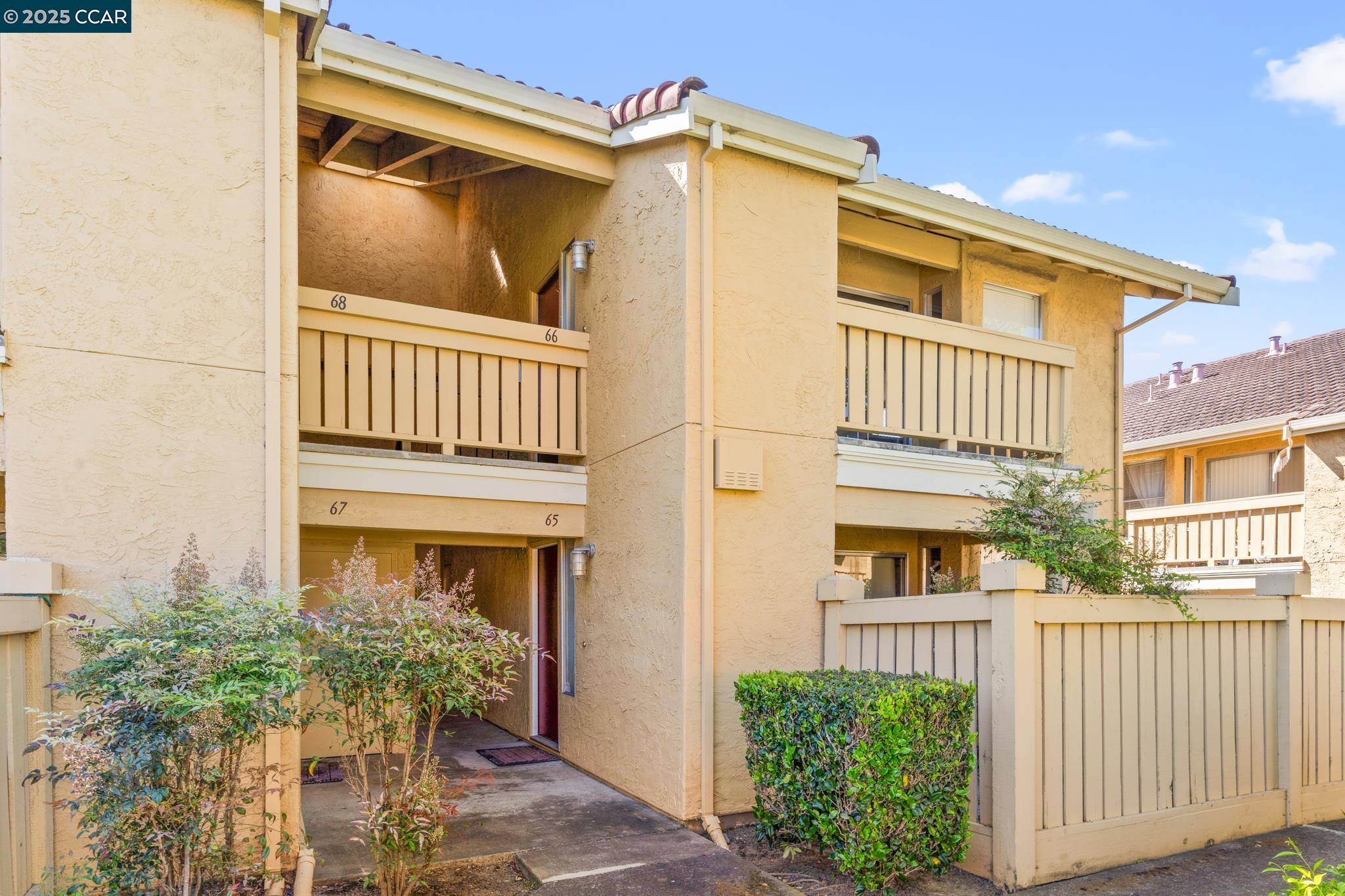 Detail Gallery Image 2 of 39 For 66 Las Moradas Cir, San Pablo,  CA 94806 - 2 Beds | 2 Baths