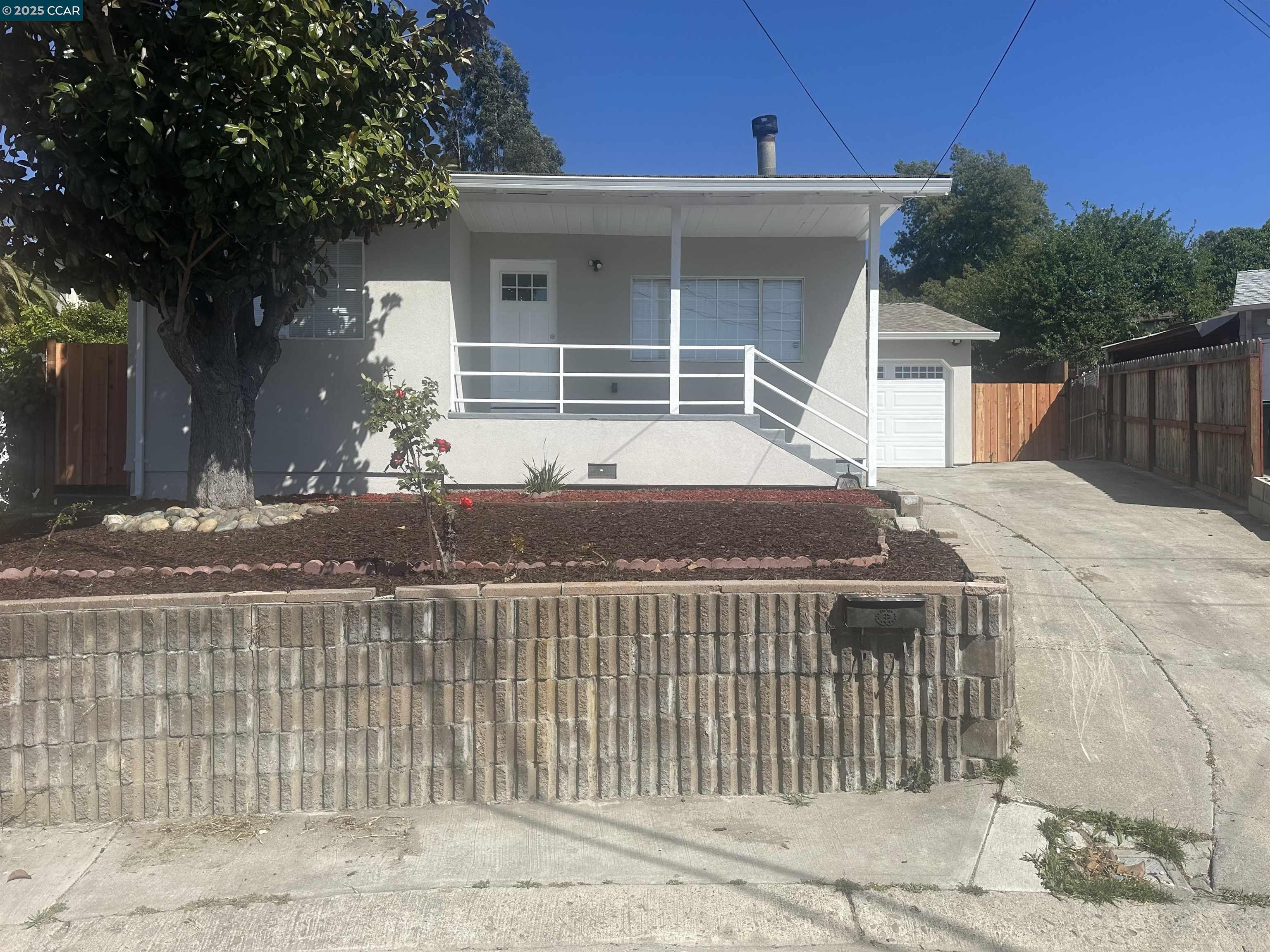 Detail Gallery Image 2 of 39 For 22676 Beech St, Hayward,  CA 94541 - 2 Beds | 2 Baths