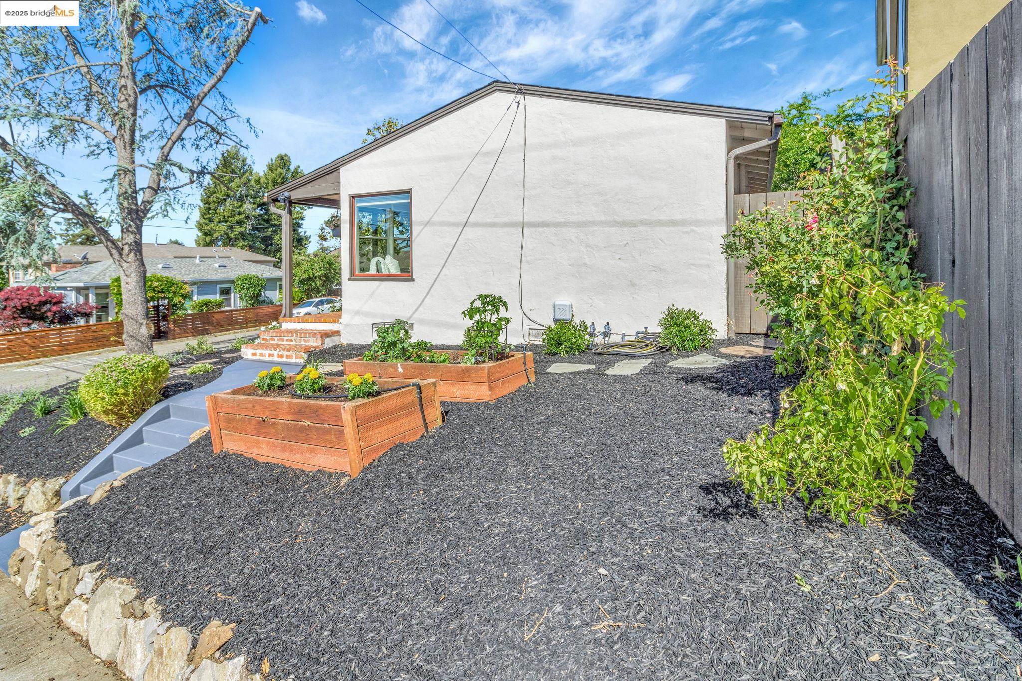 Detail Gallery Image 3 of 35 For 4053 Huntington St, Oakland,  CA 94619 - 3 Beds | 2 Baths