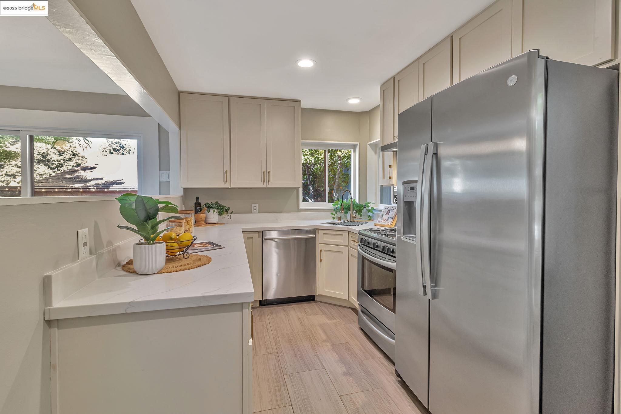 Detail Gallery Image 9 of 35 For 4053 Huntington St, Oakland,  CA 94619 - 3 Beds | 2 Baths