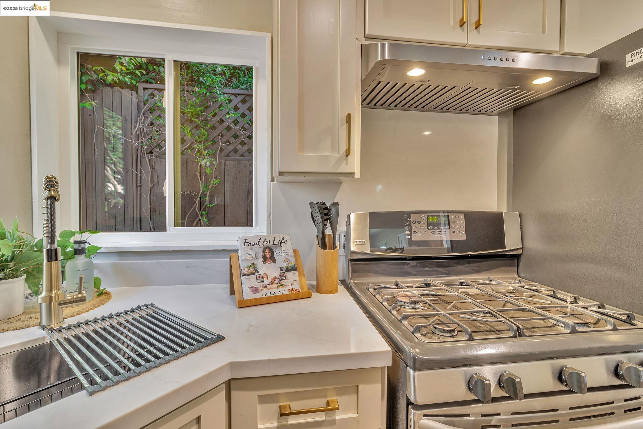 Detail Gallery Image 10 of 35 For 4053 Huntington St, Oakland,  CA 94619 - 3 Beds | 2 Baths