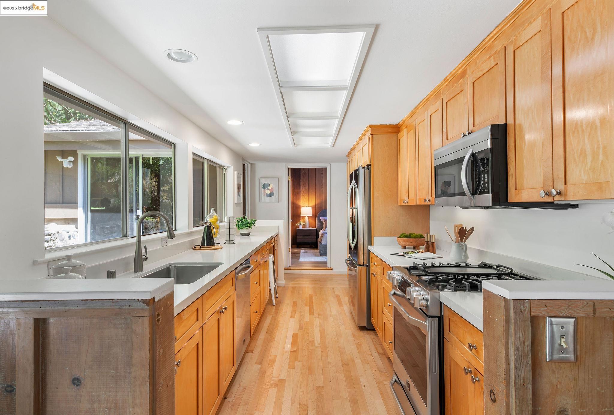 Detail Gallery Image 11 of 38 For 1019 Los Trancos Rd, Portola Valley,  CA 94028 - 3 Beds | 1/1 Baths