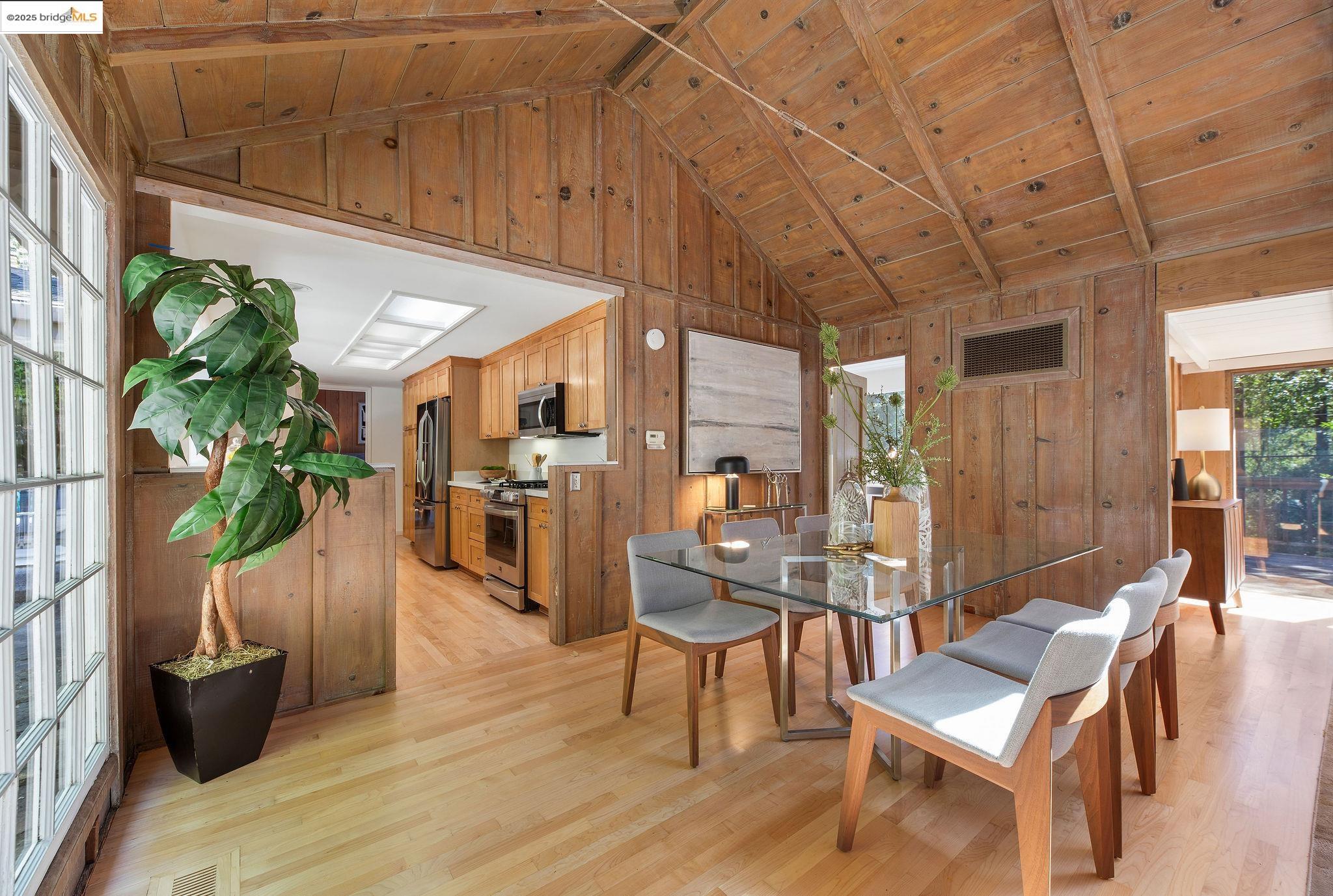 Detail Gallery Image 5 of 38 For 1019 Los Trancos Rd, Portola Valley,  CA 94028 - 3 Beds | 1/1 Baths