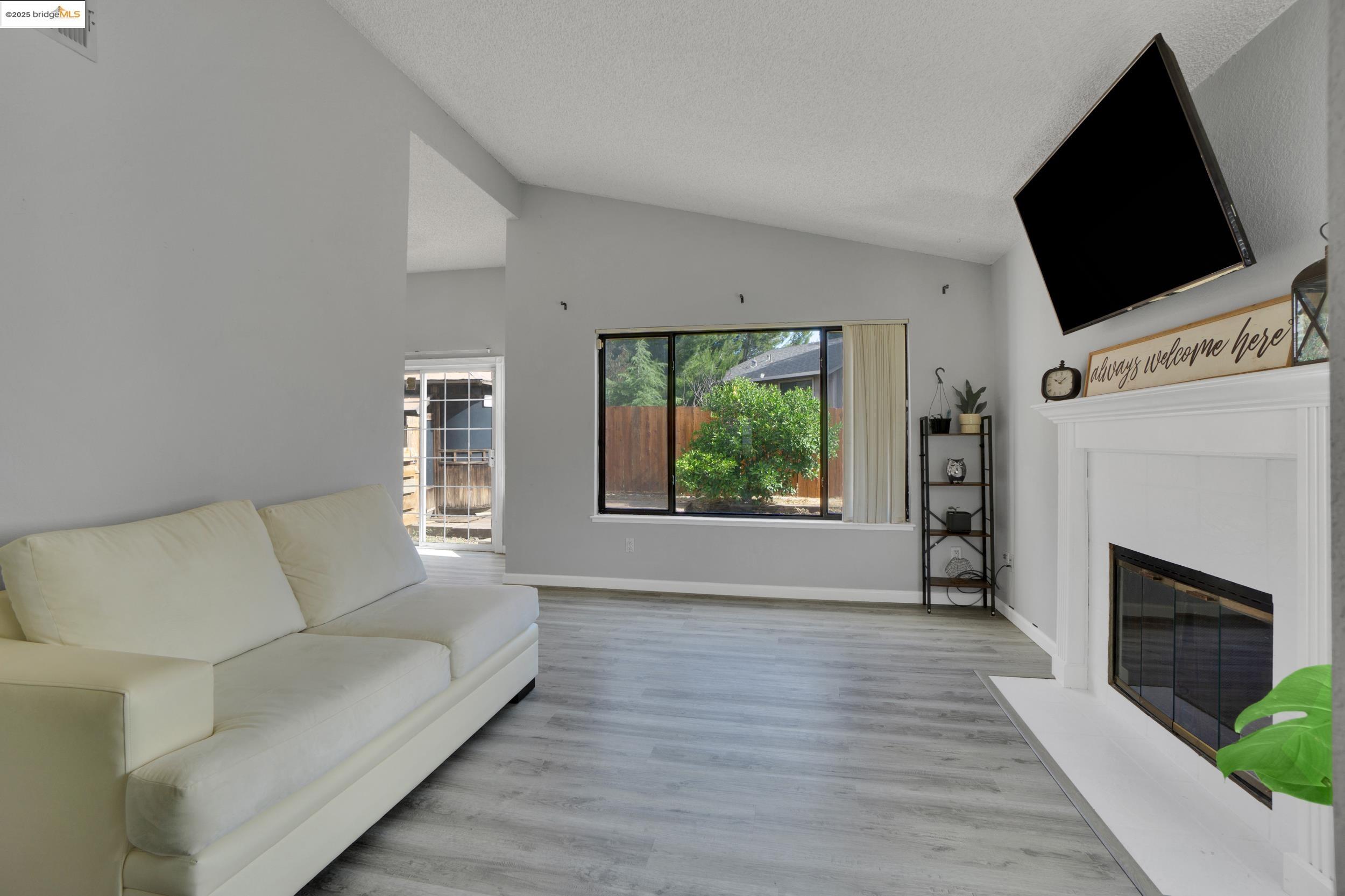 Detail Gallery Image 4 of 31 For 166 Sand Pointe Ln, Bay Point,  CA 94565 - 2 Beds | 2 Baths