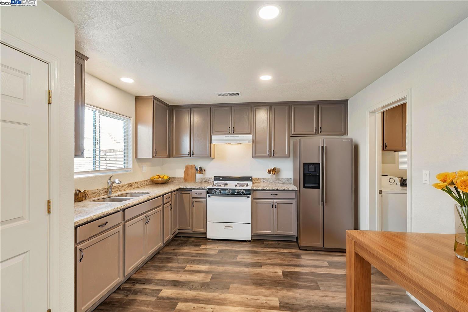 Detail Gallery Image 11 of 32 For 2158 W Sweet Water Ct, Merced,  CA 95348 - 4 Beds | 3 Baths