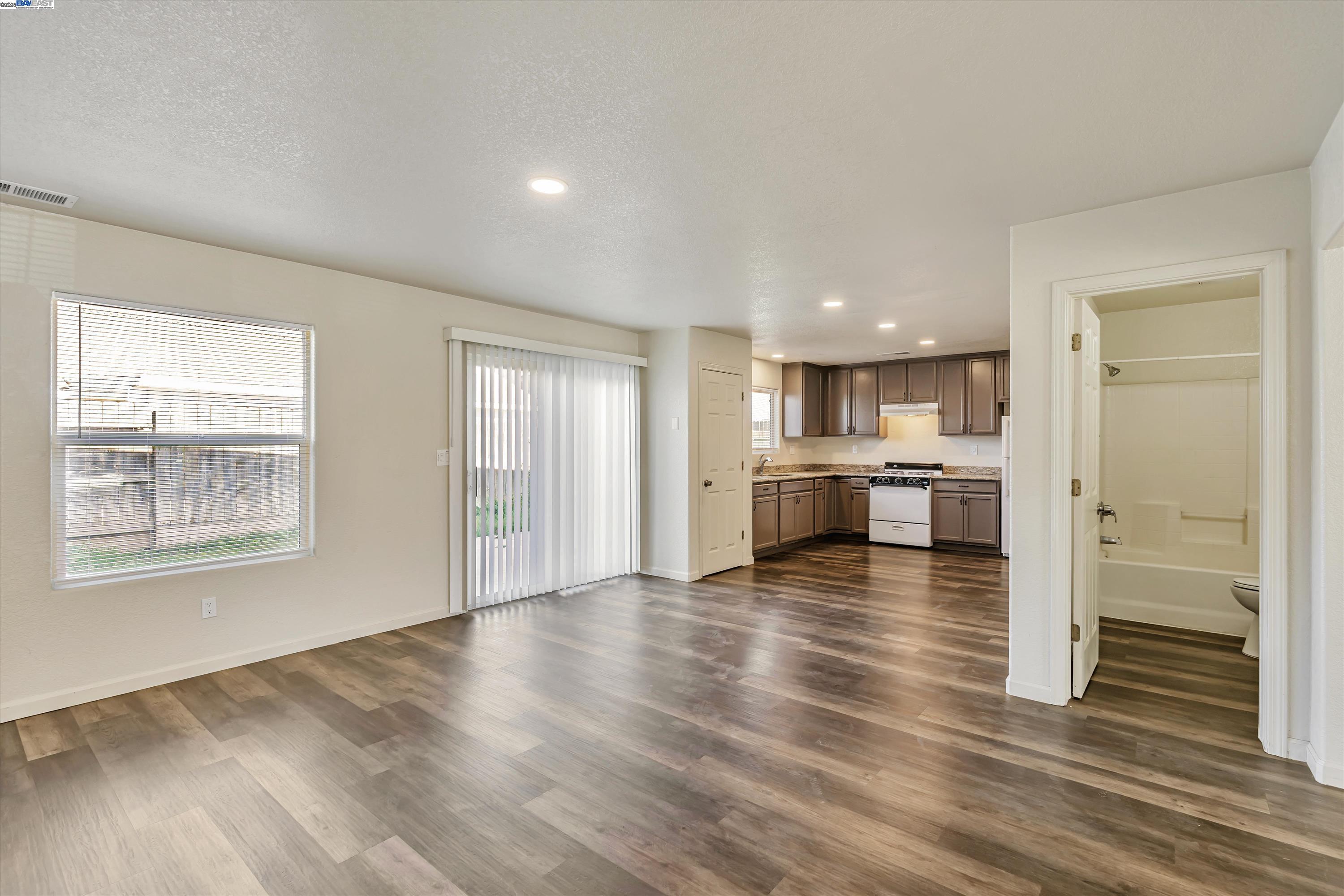 Detail Gallery Image 12 of 32 For 2158 W Sweet Water Ct, Merced,  CA 95348 - 4 Beds | 3 Baths