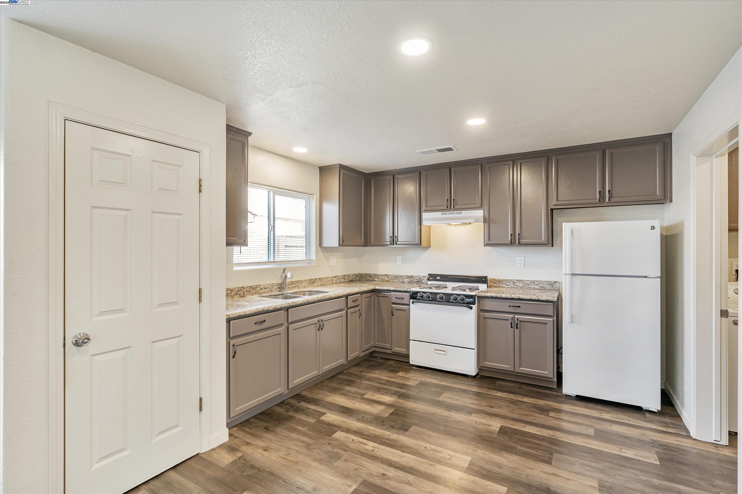 Detail Gallery Image 10 of 32 For 2158 W Sweet Water Ct, Merced,  CA 95348 - 4 Beds | 3 Baths