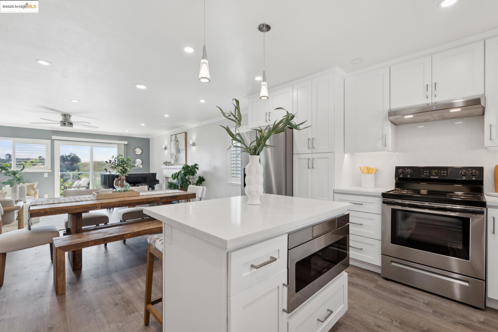 Detail Gallery Image 12 of 60 For 17781 Mayflower Dr, Castro Valley,  CA 94546 - 3 Beds | 2/1 Baths