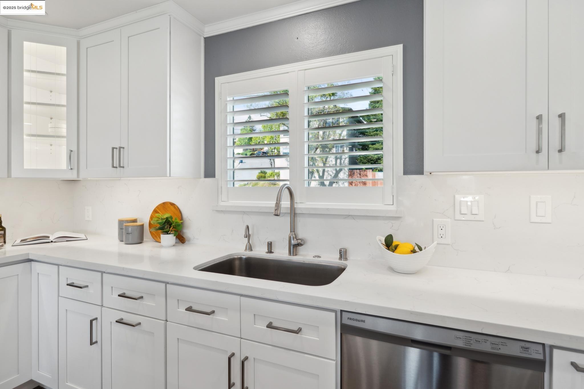 Detail Gallery Image 13 of 60 For 17781 Mayflower Dr, Castro Valley,  CA 94546 - 3 Beds | 2/1 Baths