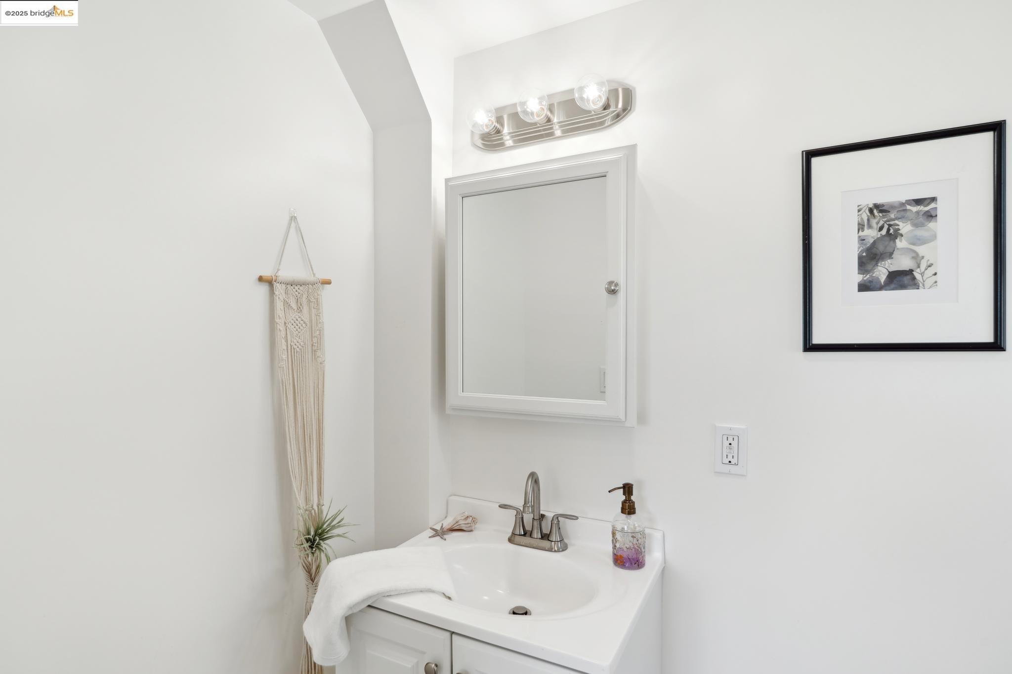 Detail Gallery Image 29 of 60 For 17781 Mayflower Dr, Castro Valley,  CA 94546 - 3 Beds | 2/1 Baths
