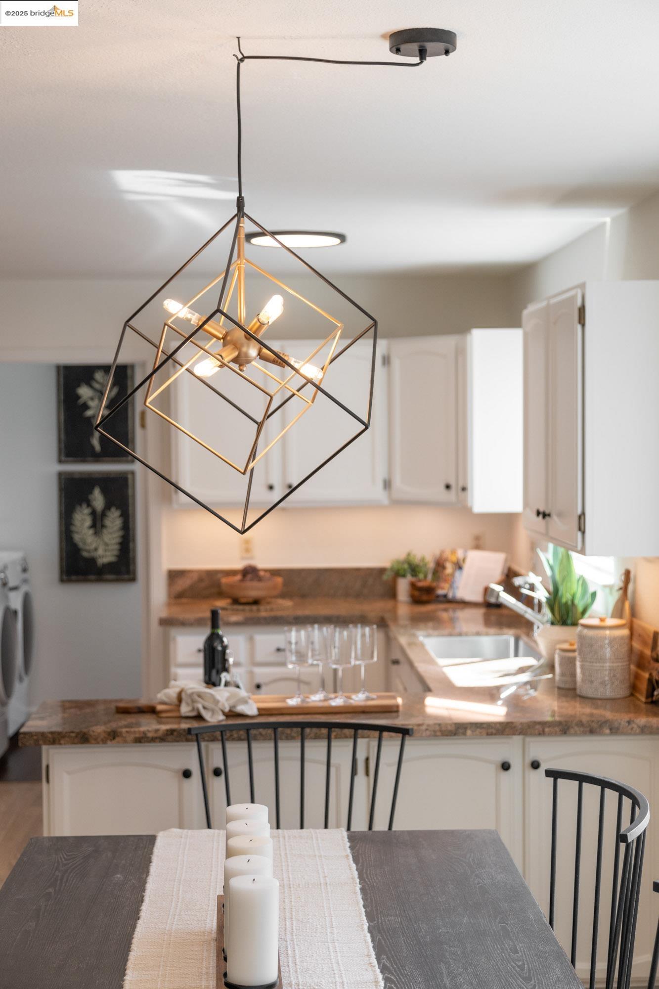 Detail Gallery Image 14 of 60 For 6259 Leona St, Oakland,  CA 94605 - 4 Beds | 2/2 Baths
