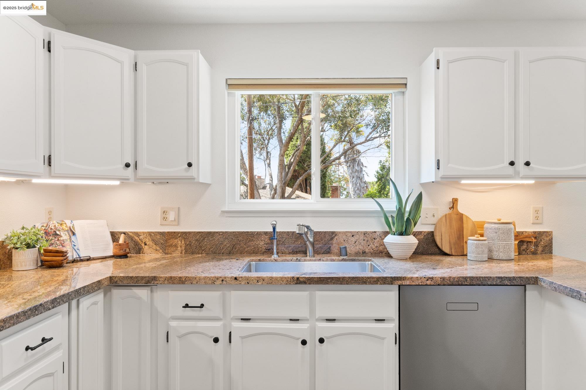Detail Gallery Image 17 of 60 For 6259 Leona St, Oakland,  CA 94605 - 4 Beds | 2/2 Baths