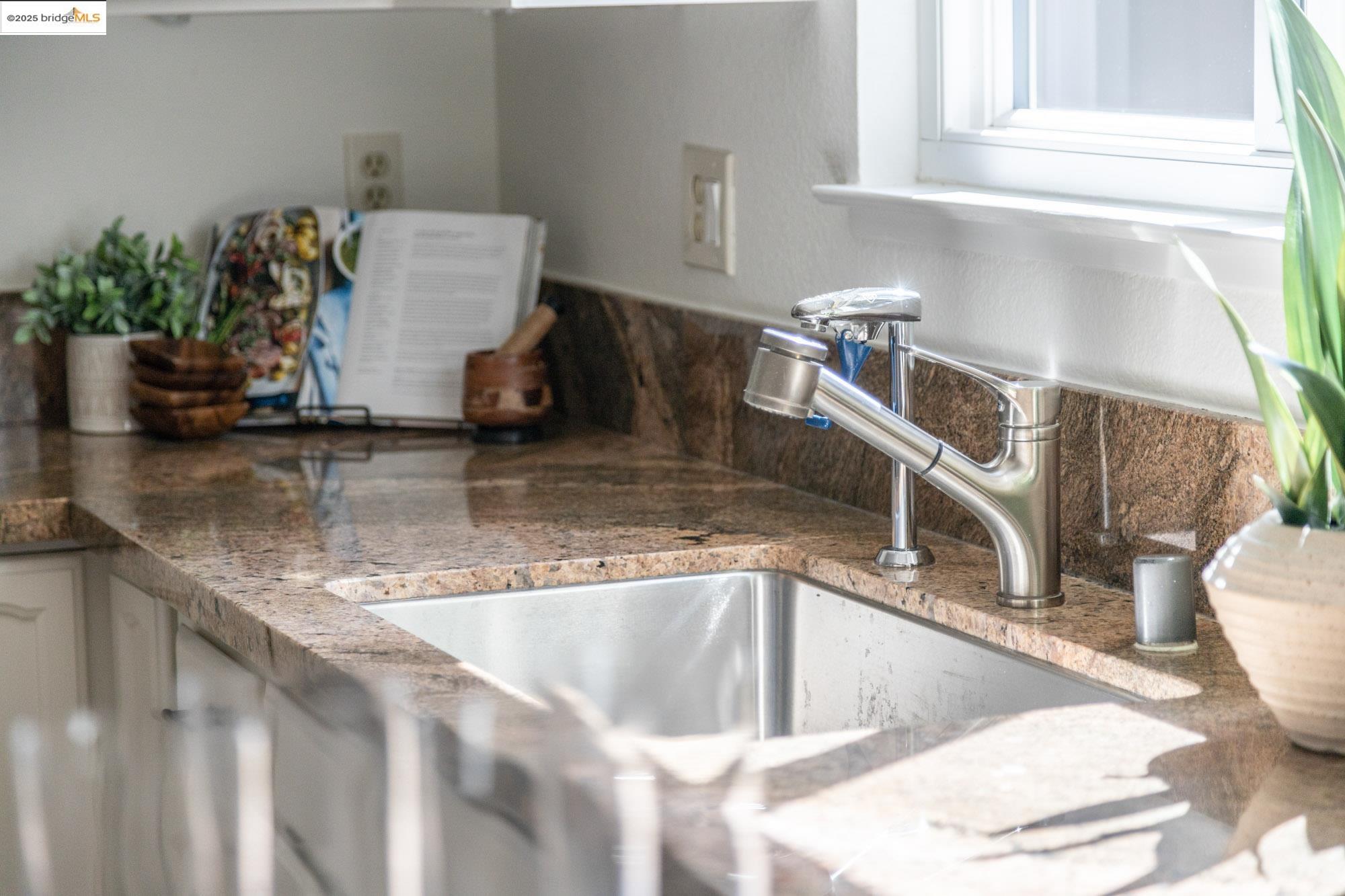 Detail Gallery Image 18 of 60 For 6259 Leona St, Oakland,  CA 94605 - 4 Beds | 2/2 Baths